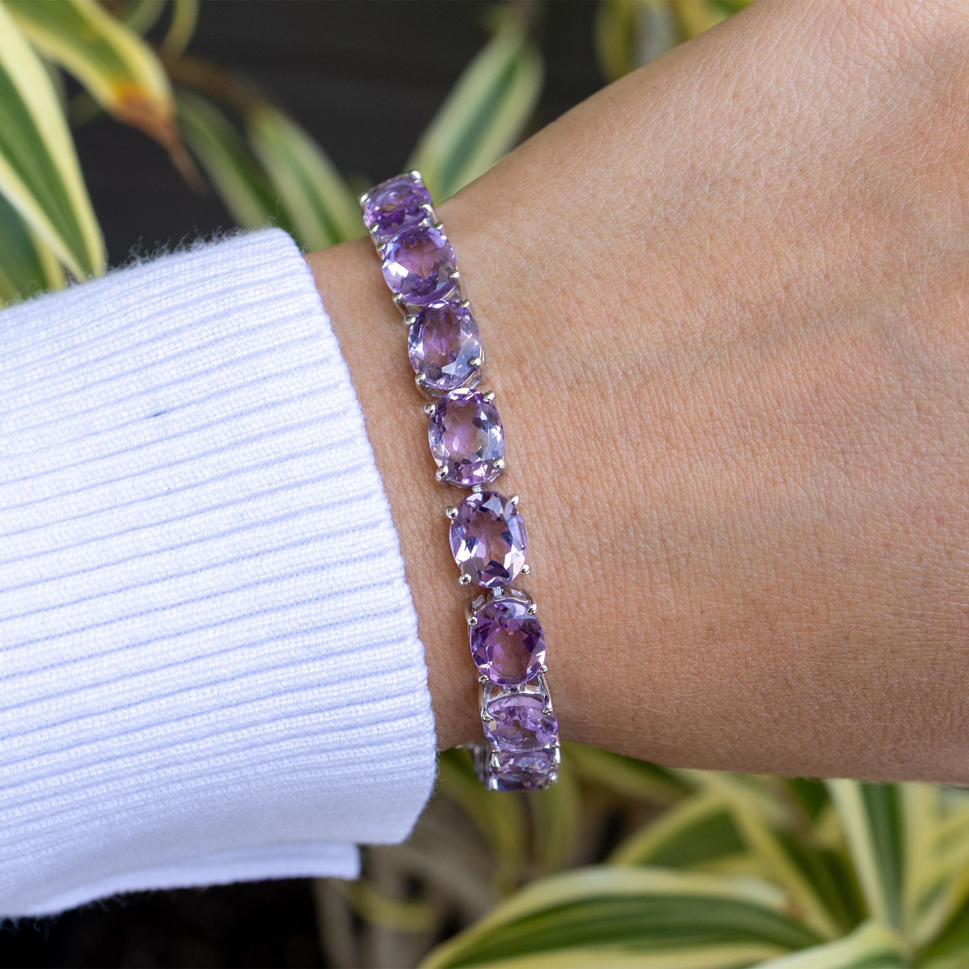 Tennisarmband aus rhodiniertem Sterlingsilber mit rosa Amethyst, 30 Karat (Zeitgenössisch) im Angebot