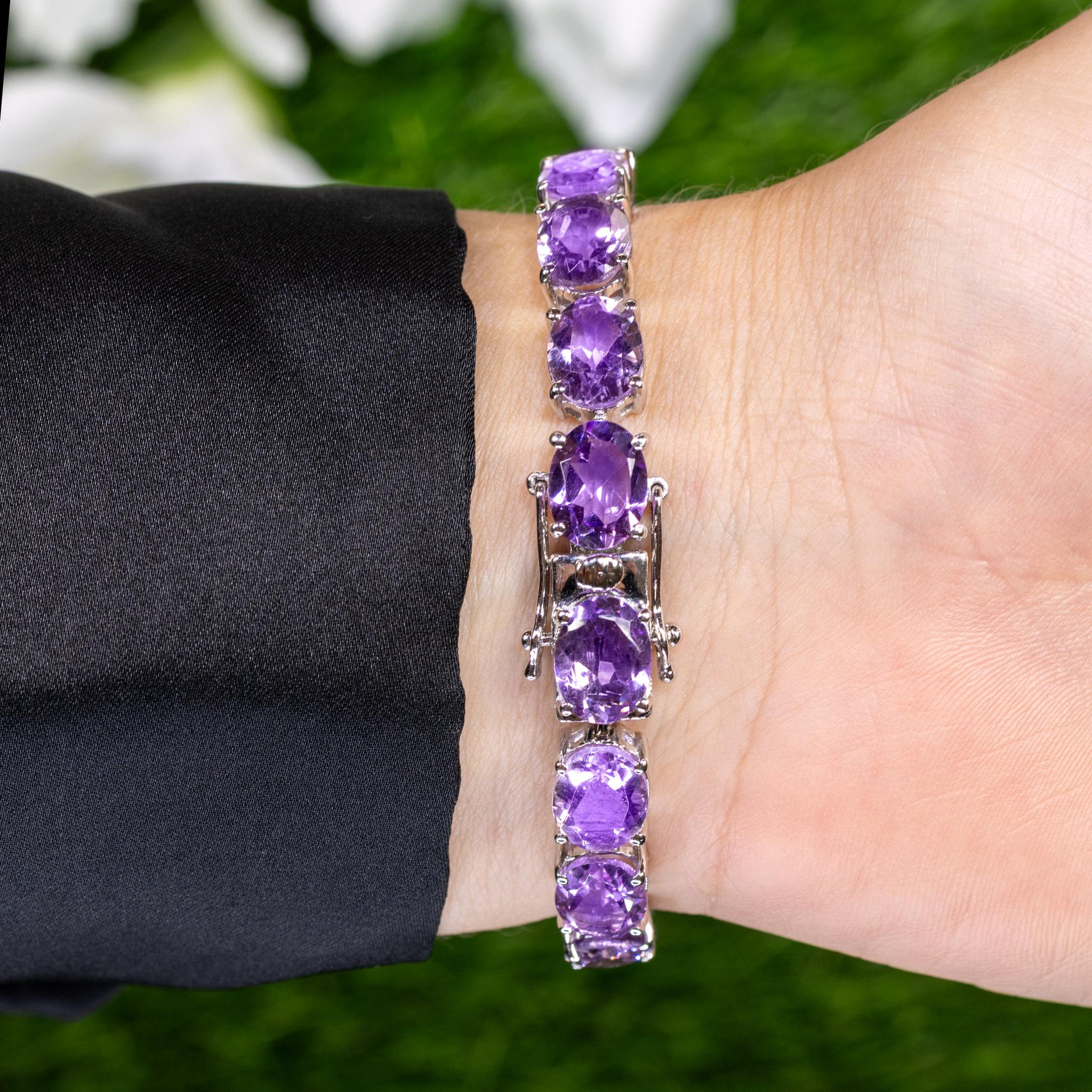 Tennisarmband aus rhodiniertem Sterlingsilber mit rosa Amethyst, 30 Karat (Zeitgenössisch) im Angebot