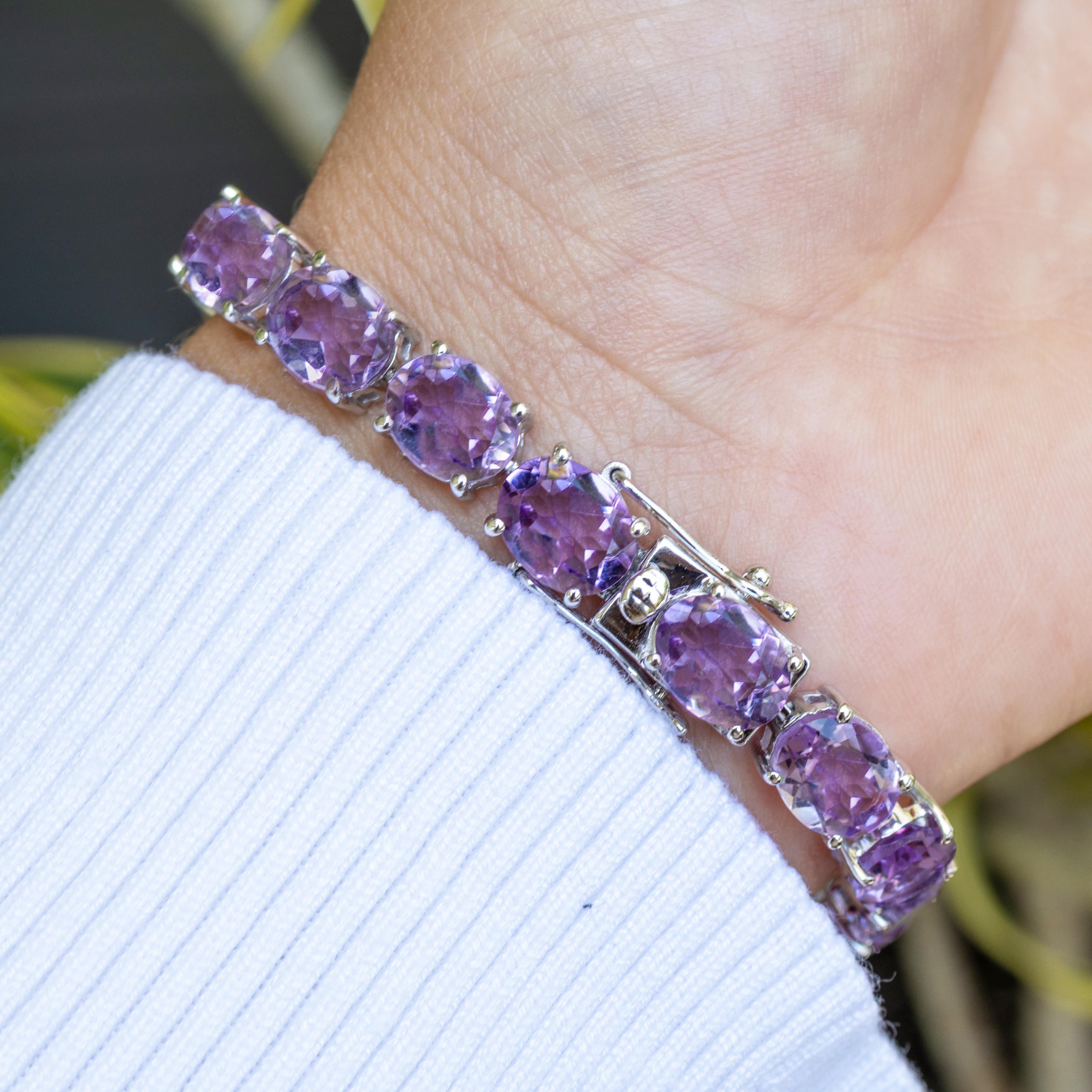 Tennisarmband aus rhodiniertem Sterlingsilber mit rosa Amethyst, 30 Karat (Kissenschliff) im Angebot