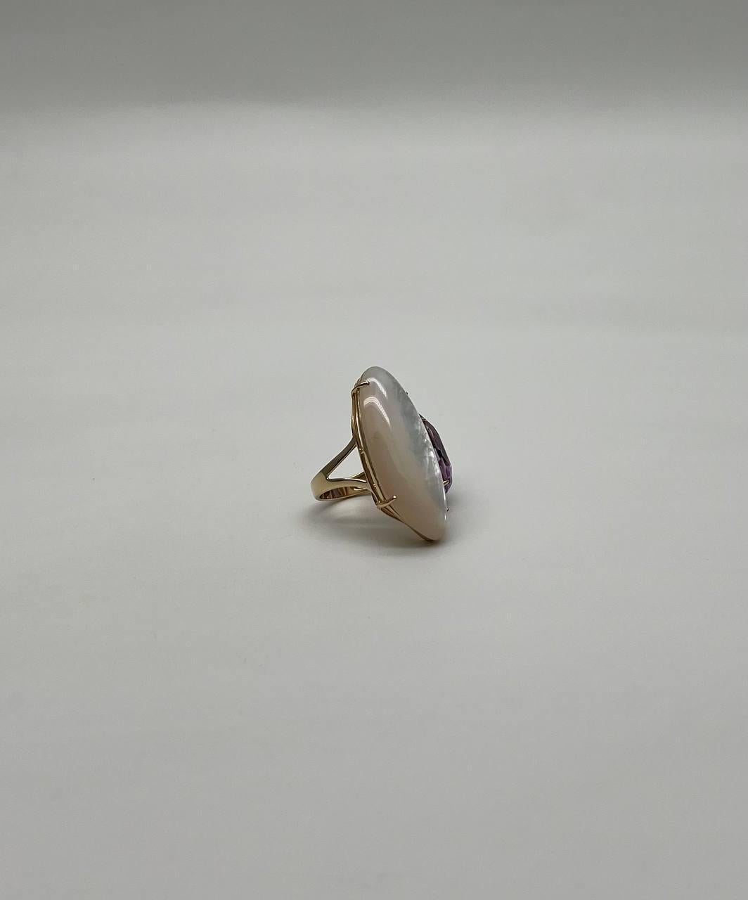 Bague en or jaune 14 carats, améthyste rose, nacre blanche et diamants blancs halo en vente 3