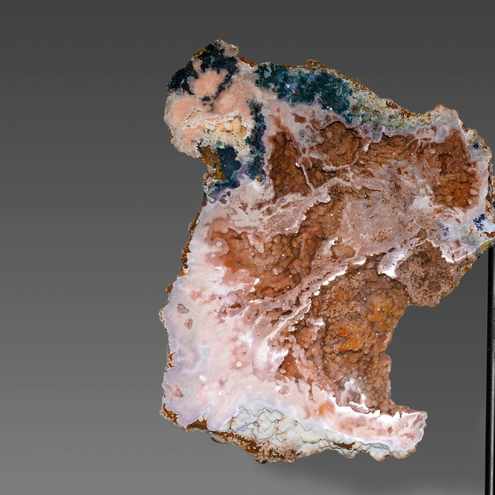 XXI secolo e contemporaneo Ali di ametista rosa su supporto personalizzato in vendita