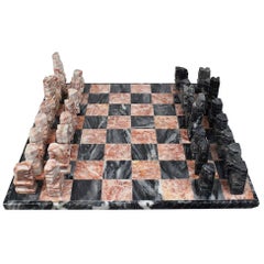 Jeu d'échecs italien en pierre marbrée:: sculpté en rose et noir