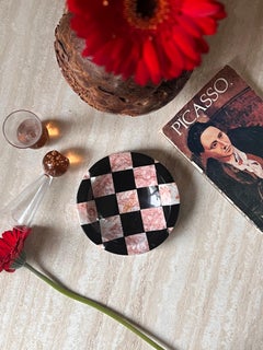 Cendrier en marbre rose et noir à carreaux, milieu du 20e siècle