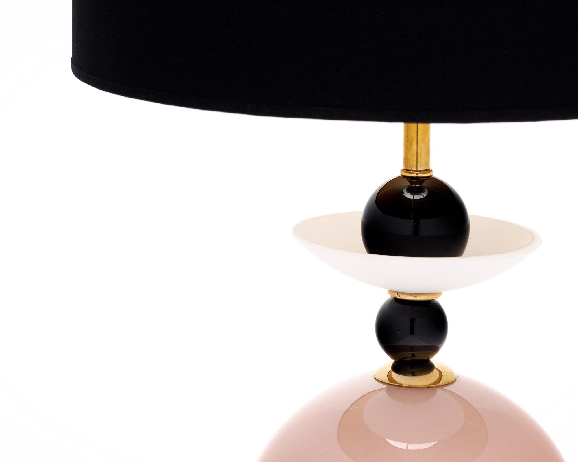 Coppia di lampade da tavolo realizzate con elementi in vetro soffiato a mano provenienti da Murano, in Italia, alle porte di Venezia. Ogni lampada presenta componenti di vetro unici in diverse tonalità di rosa e nero su una struttura in ottone.