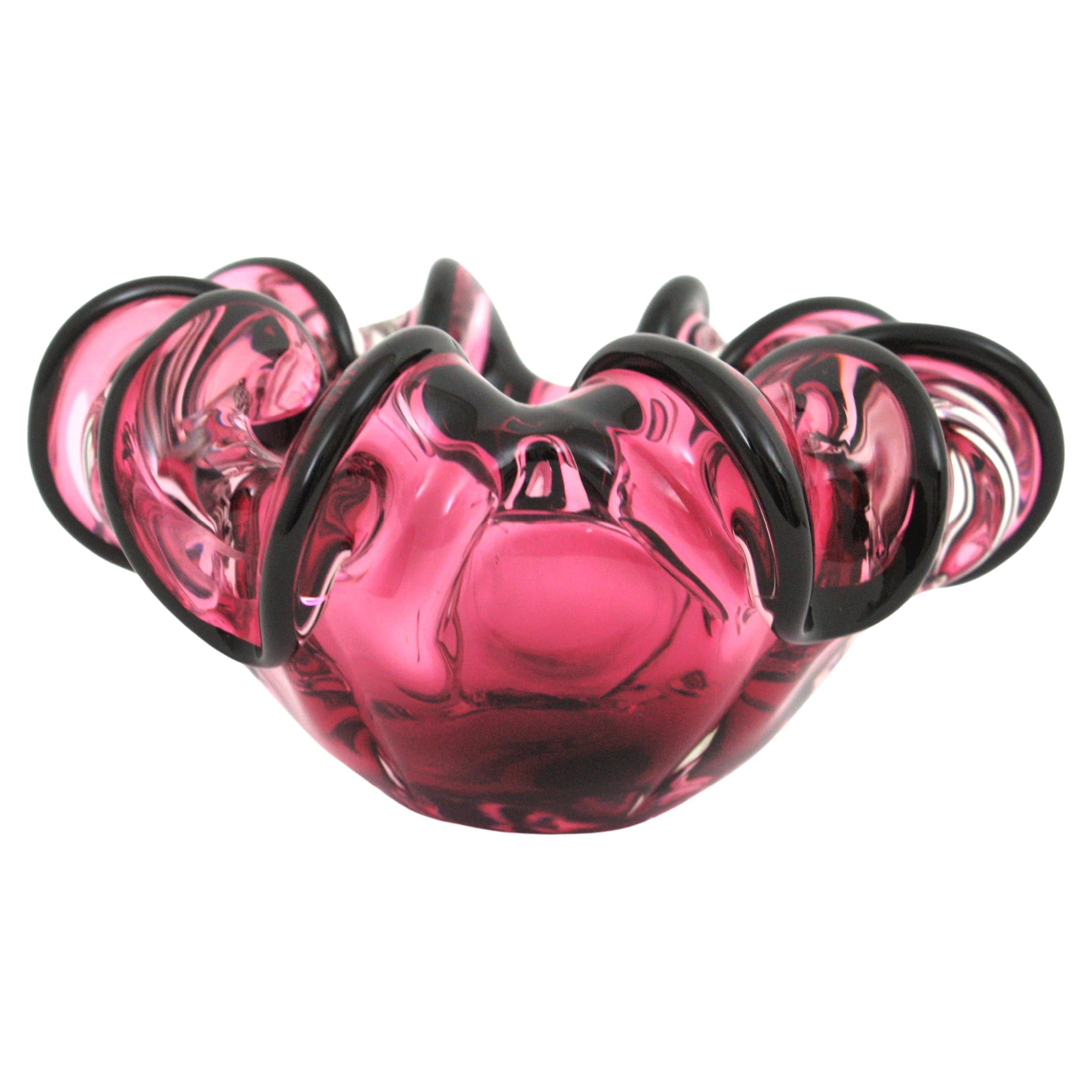 Wunderschöne mundgeblasene Murano Kunstglasschale in rosa und schwarzen Farben. Der schwarze Rand, der in rosafarbenes Glas eingefasst ist, und das große Format machen dieses Murano-Glasstück sehr dekorativ. Schön als Bonbonschale, Schmuckschale