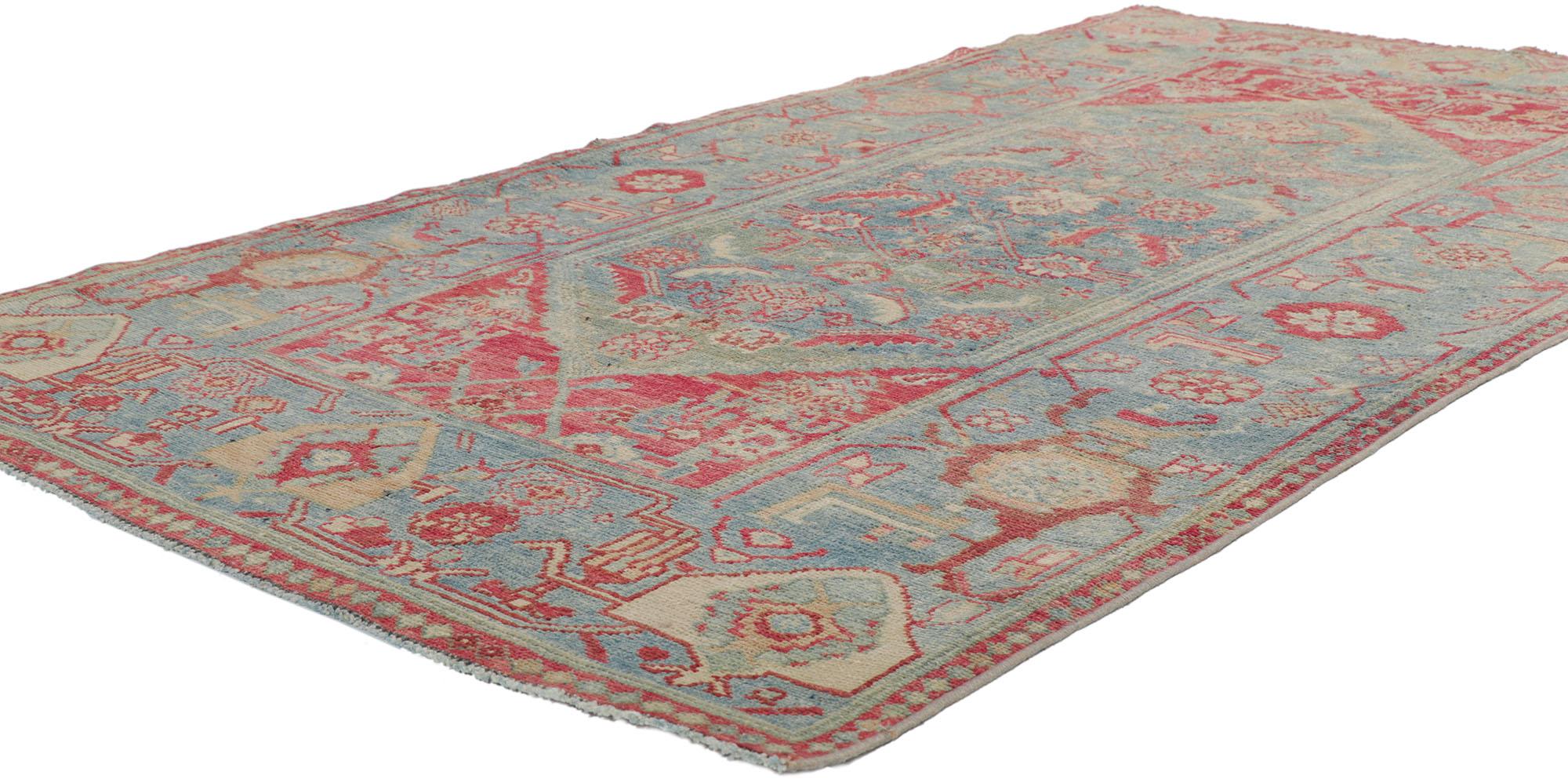 53769 Antiker persischer Malayer-Teppich, 03'09 x 06'10. Dieser handgeknüpfte antike persische Malayer-Teppich aus Wolle, der Raffinesse und böhmischen Charme ausstrahlt, verkörpert auf wunderbare Weise den rustikalen Boho-Chic-Stil. Das abgewetzte
