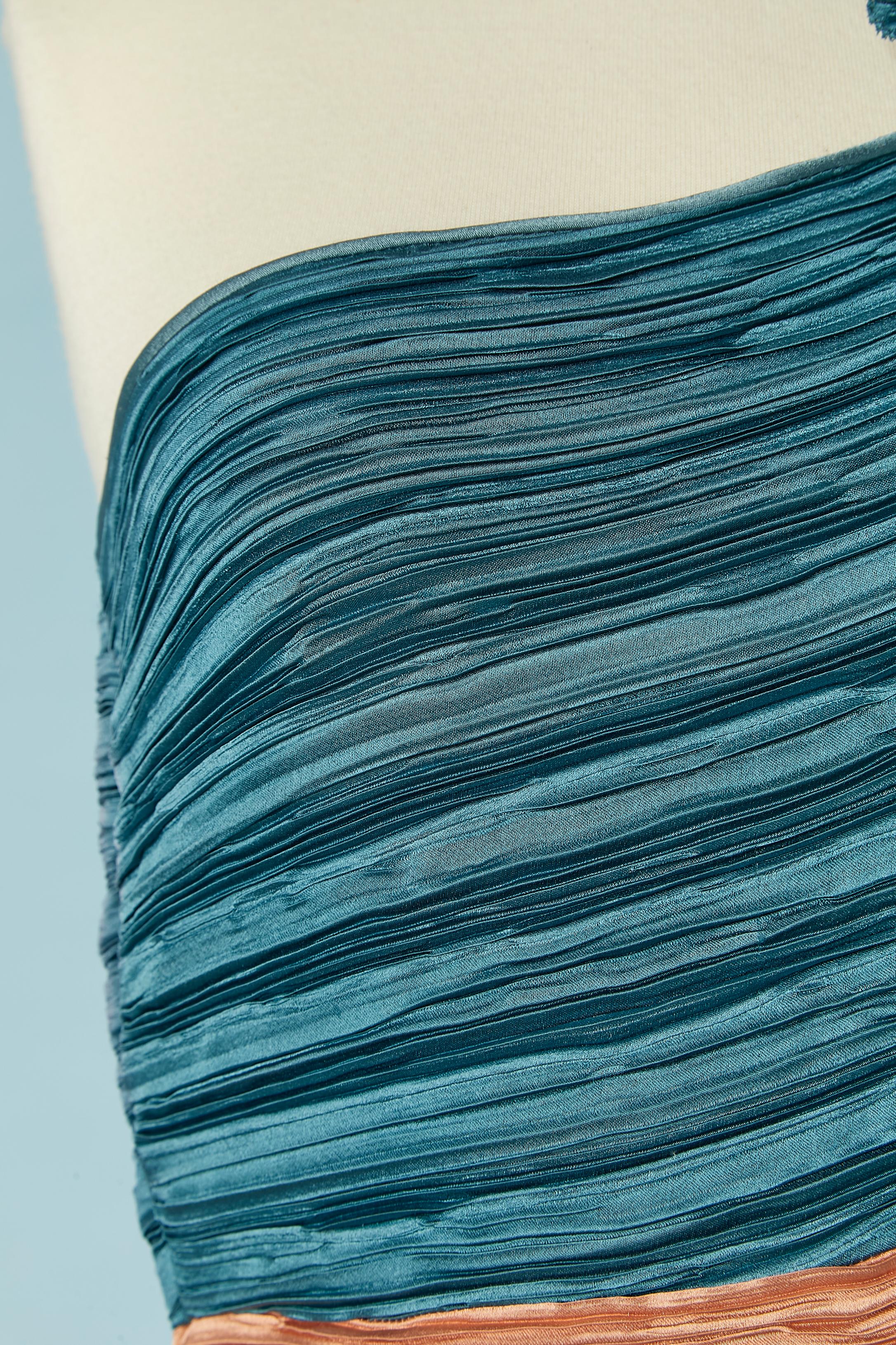 Rosa und blaues, plissiertes, asymmetrisches Abendkleid im Fortuny-Stil. Reißverschluss und Haken und Ösen auf der linken Seite. 
GRÖSSE M 