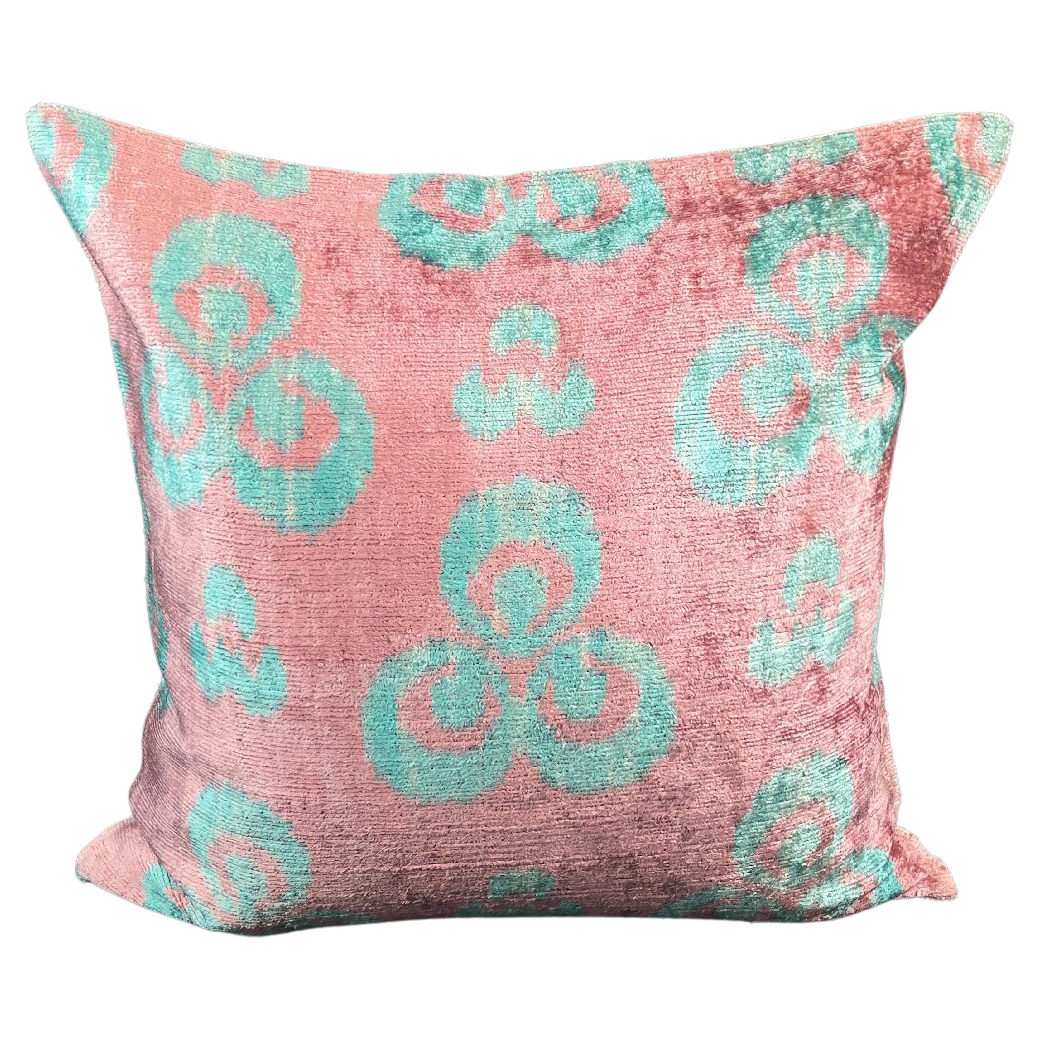 Housse de coussin Ikat en velours de soie rose et bleu 20" x 20".