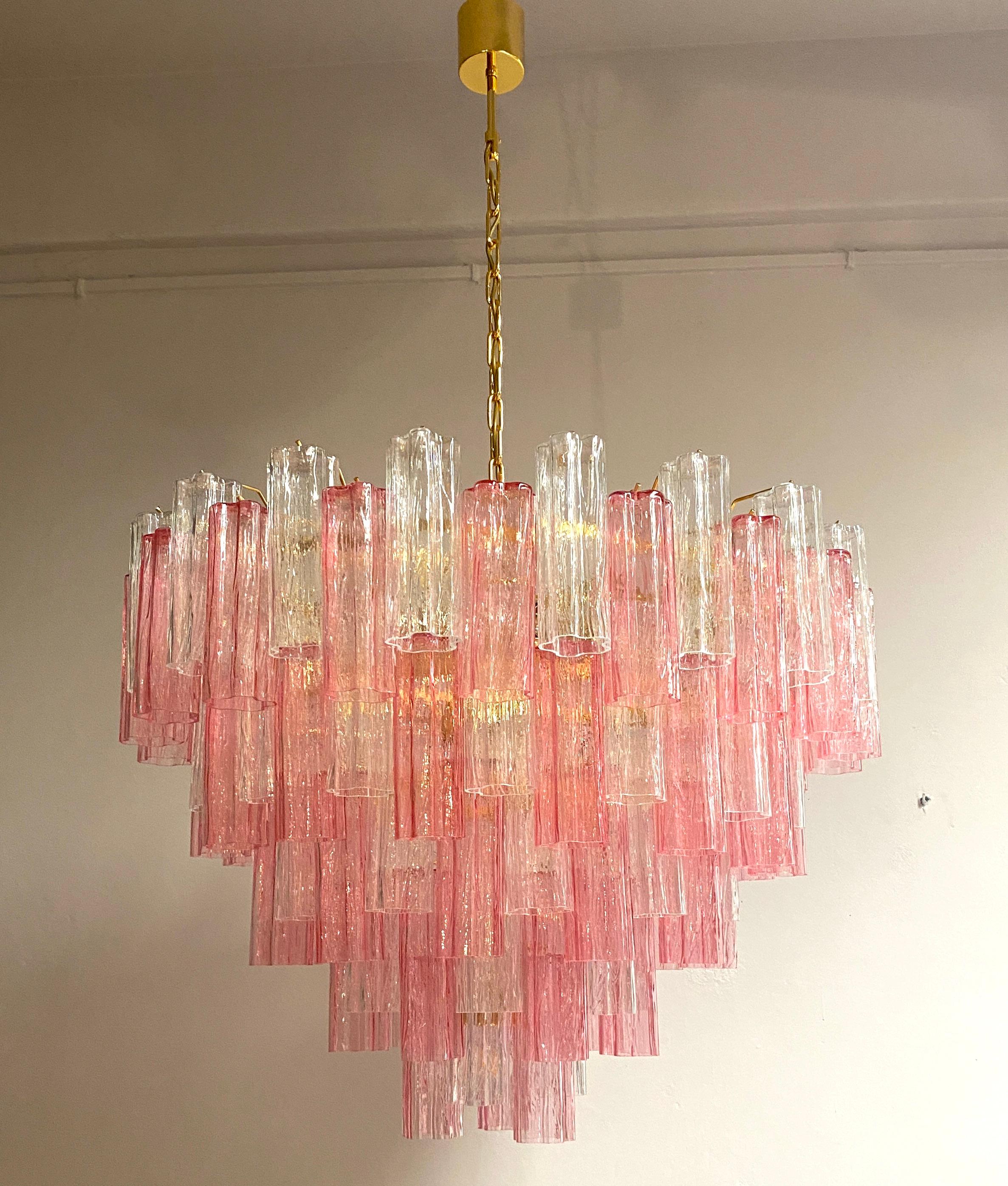 Vetro soffiato Lampadario o plafoniera Tronchi in vetro di Murano rosa e trasparente di grandi dimensioni in vendita