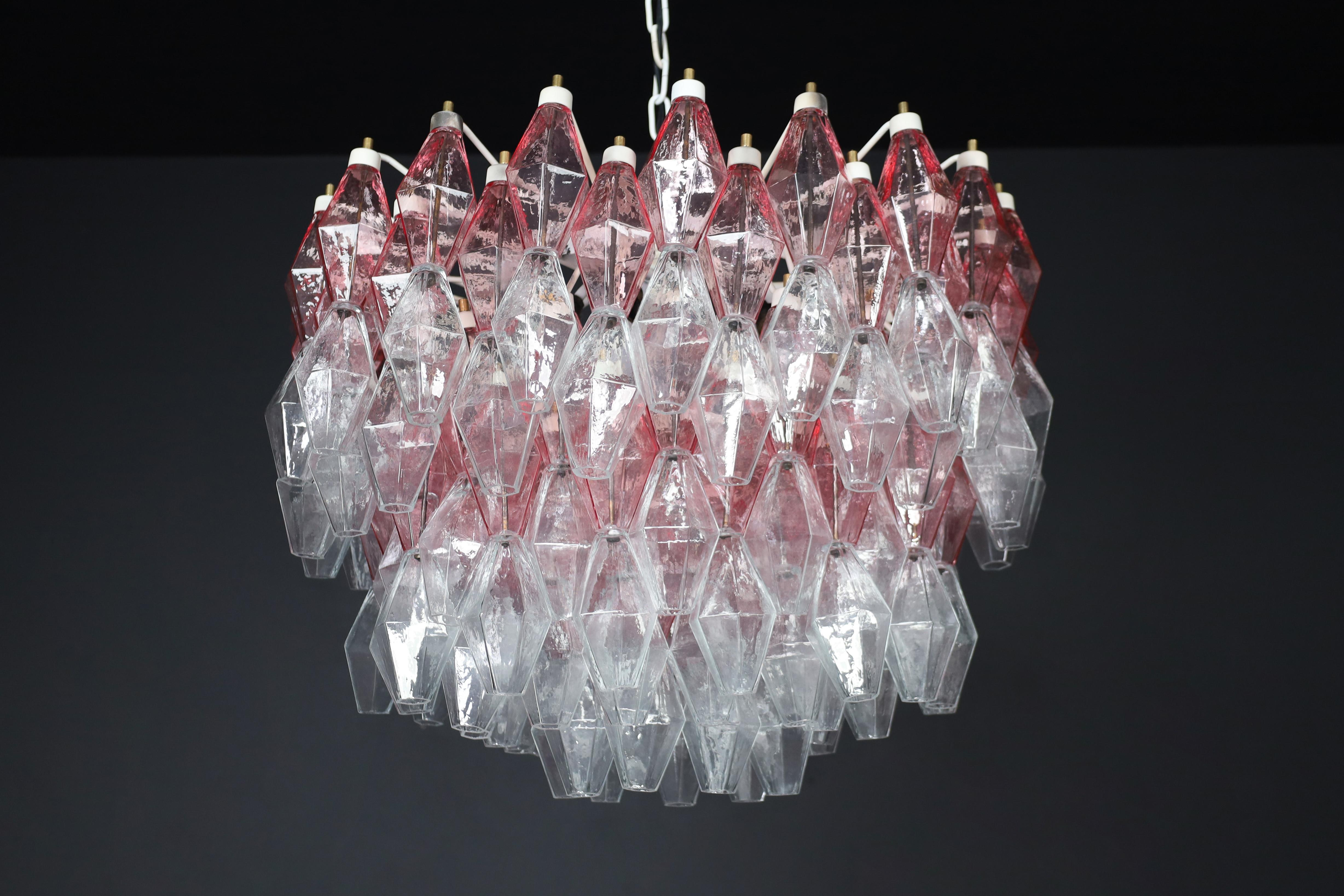 Pink and Clear polyhedral-shaped Murano glass Grand Chandelier att. Carlo Scarpa In Good Condition For Sale In Almelo, NL