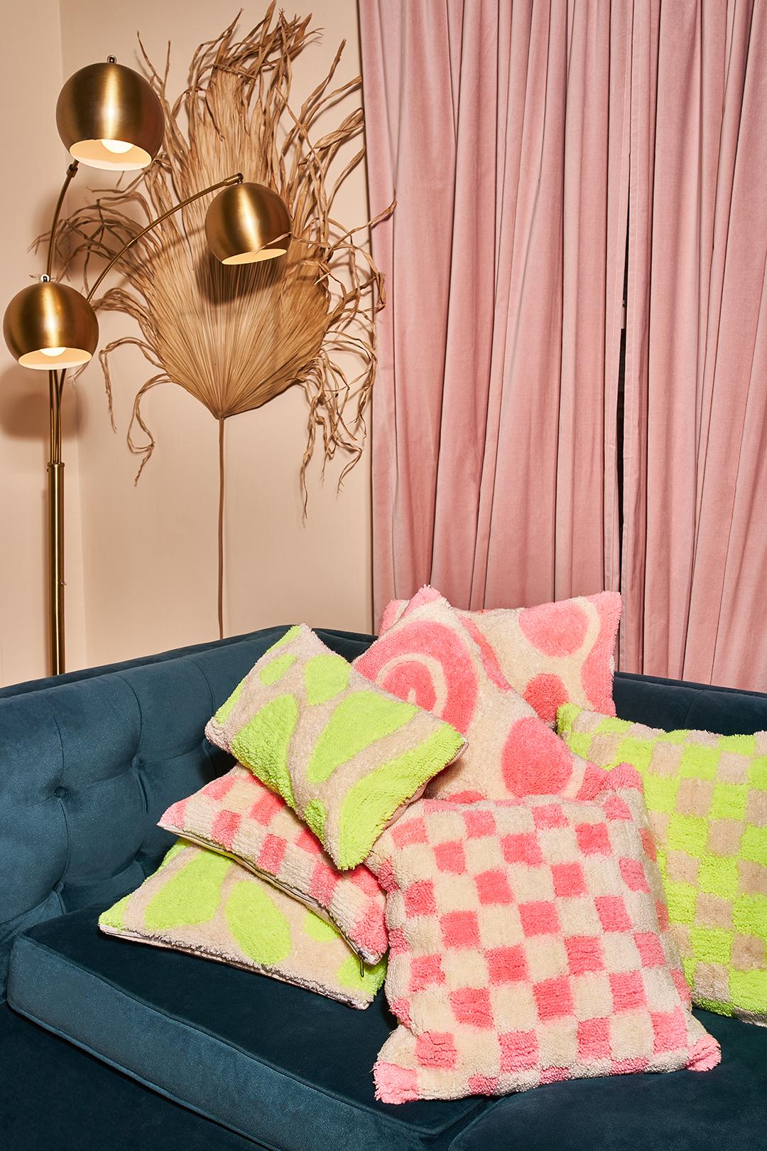 Wunderschönes rosa und cremefarbenes Karokissen, der perfekte Farbakzent für Ihr Wohn- oder Schlafzimmer.

Acrylgarn, mit Reißverschluss.

Maße: 18 in x 18 in

Von mir entworfen und in Indien handgefertigt.
