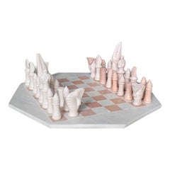 Ensemble d'échecs complet en marbre géométrique de pierre africaine rose et crème, Kenya