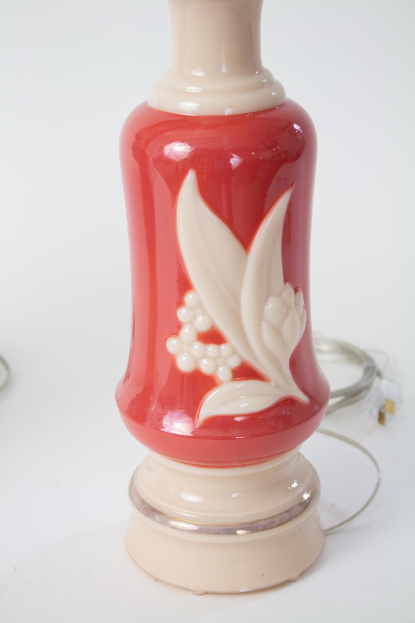 Rosa und cremefarbene Maiglöckchen Aladdin Stanley Lampen - ein Paar. GS322. Hergestellt aus korallenrosa und elfenbeinfarbenem Alazitglas mit Maiglöckchenmuster. Diese Lampen wurden ursprünglich als Gastgeschenke für Damen verwendet, die Stanley