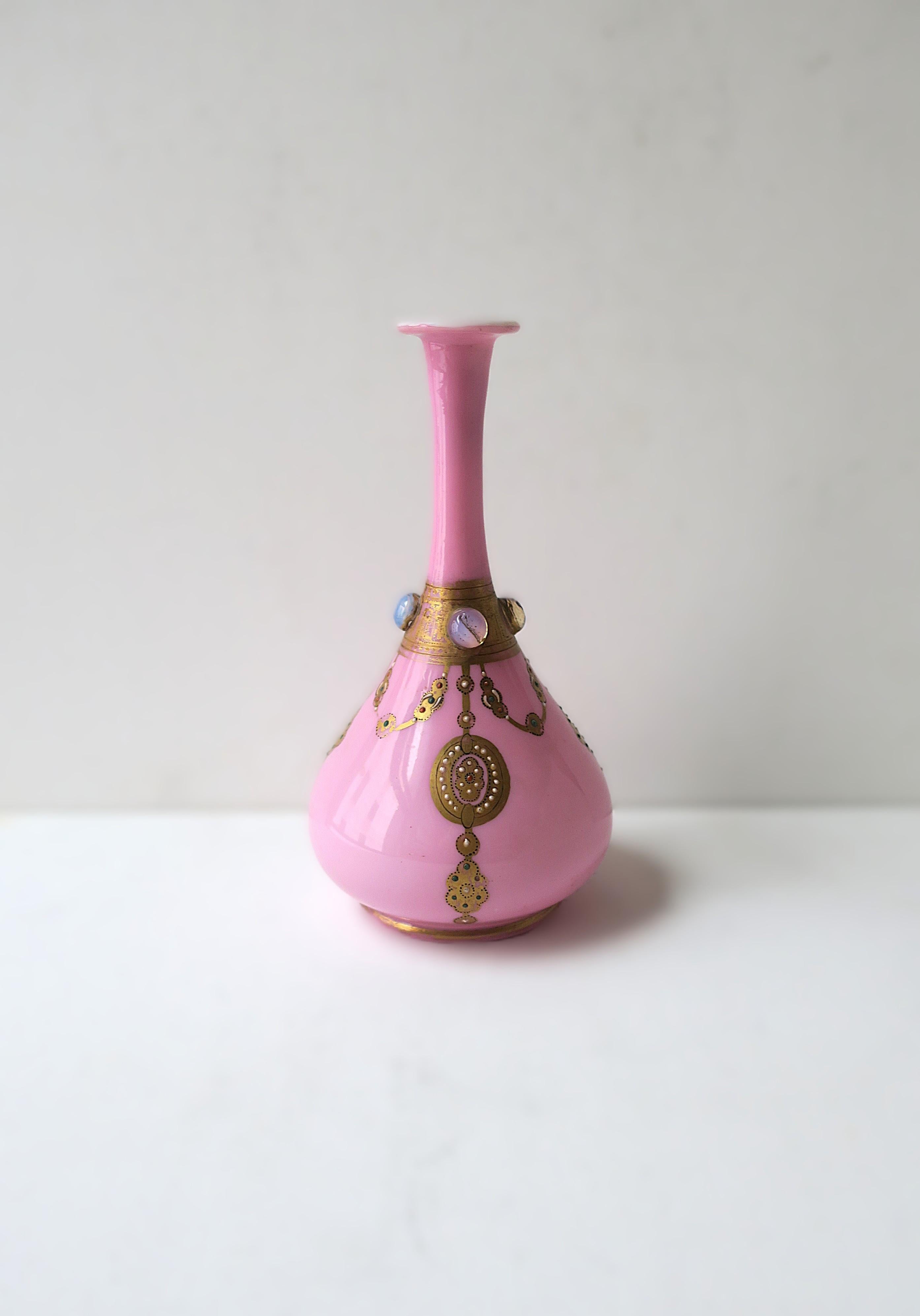 Un bellissimo vaso in vetro artistico rosa e bianco, soffiato a mano, con un disegno dorato e ingioiellato dipinto a mano intorno, circa tra l'inizio e la metà del XX secolo, Europa. Il vaso, all'interno, è in vetro artistico bianco, mentre