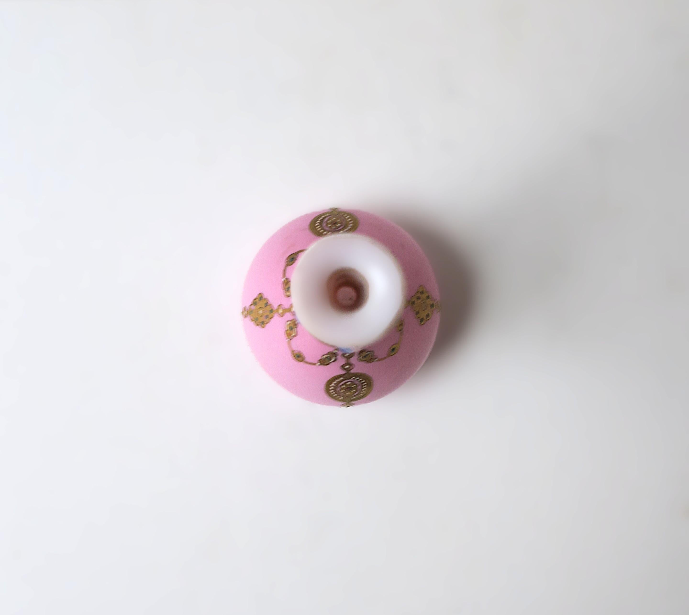 Vaso di vetro artistico rosa e oro ingioiellato in vendita 2