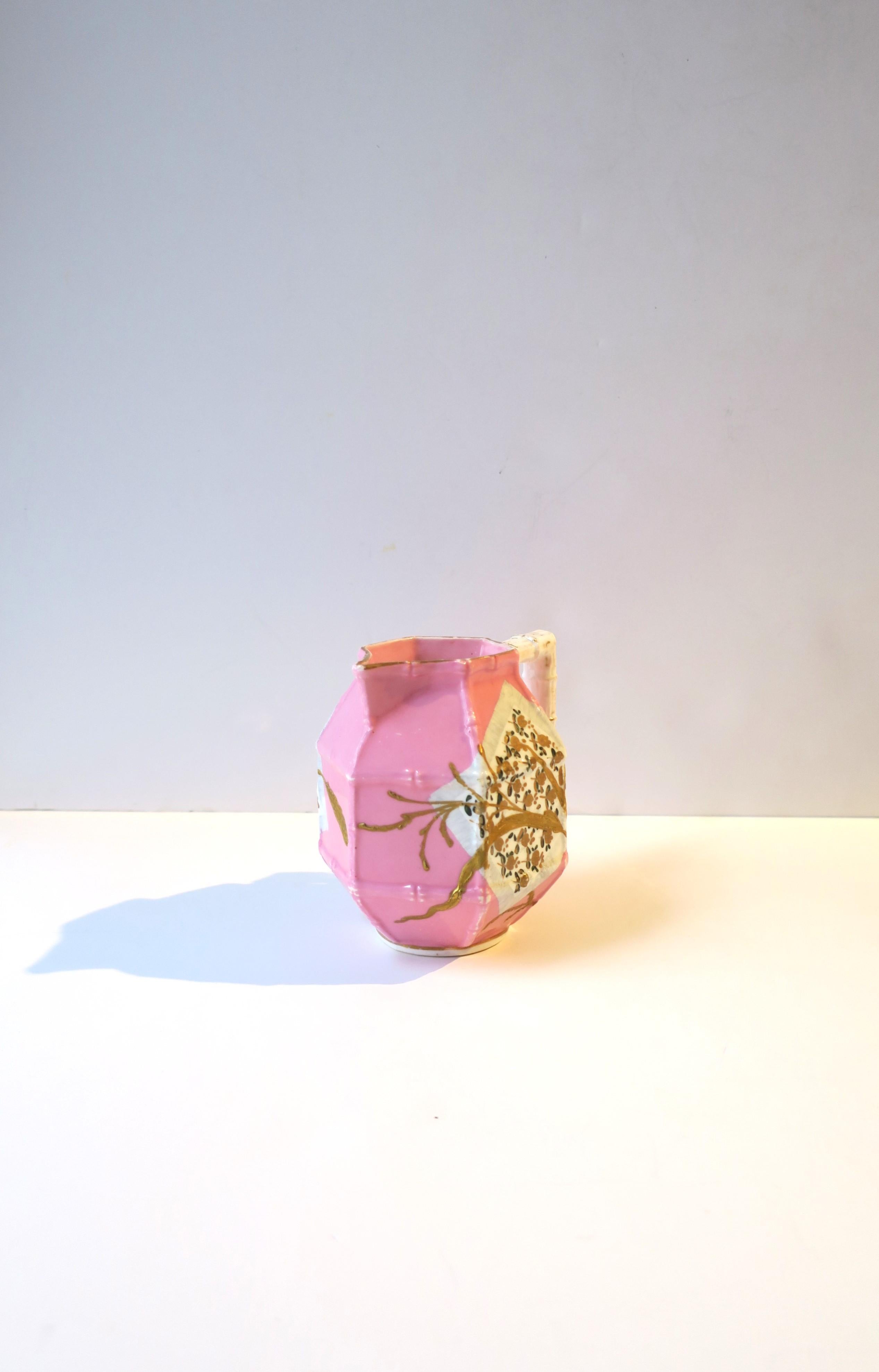 Pichet en céramique rose et or de style chinoiseries avec motif de bambou 4