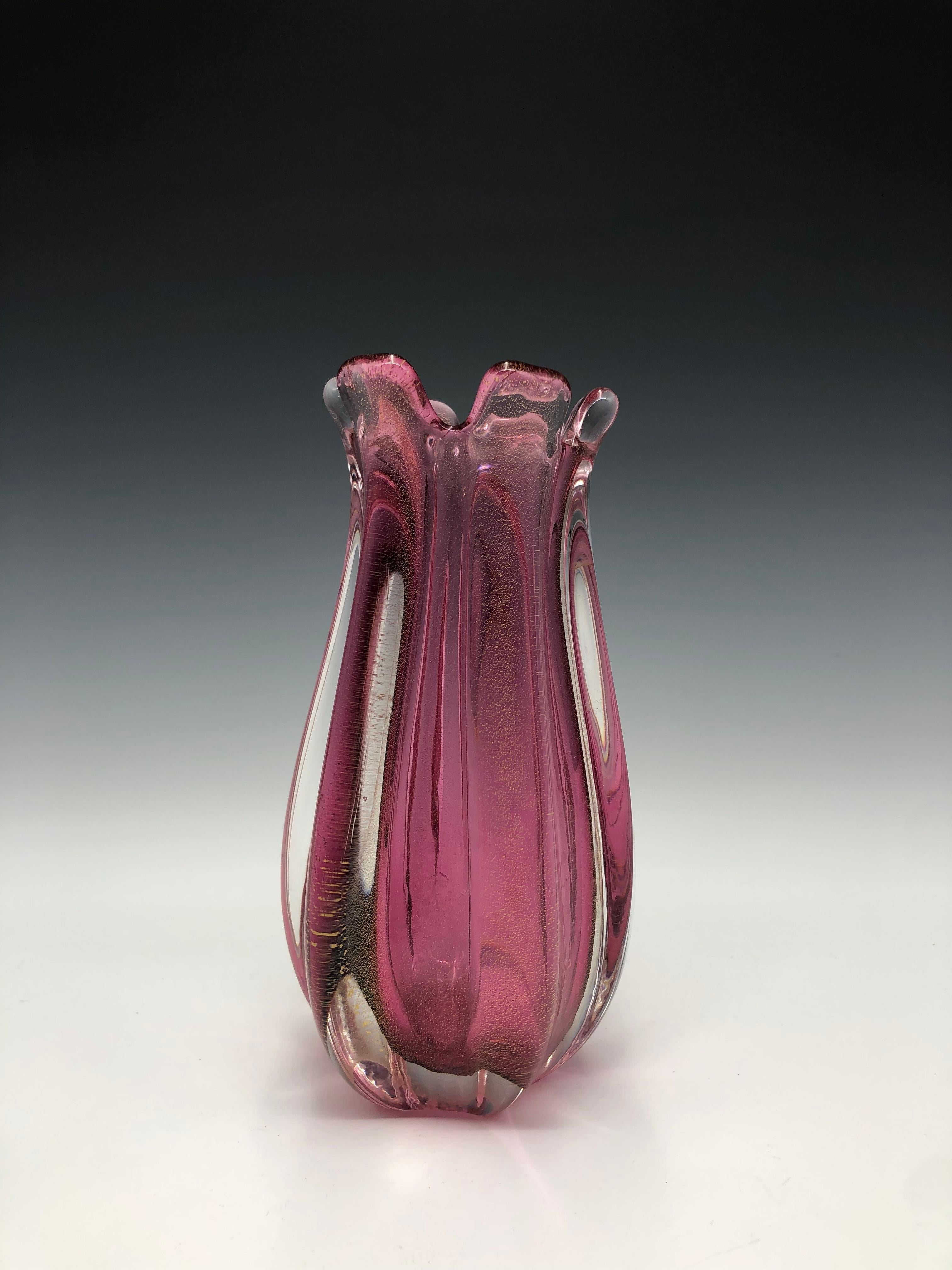 Italiano Vaso di gemme a coste in vetro di Murano Sommerso con infusione di oro e rosa in vendita