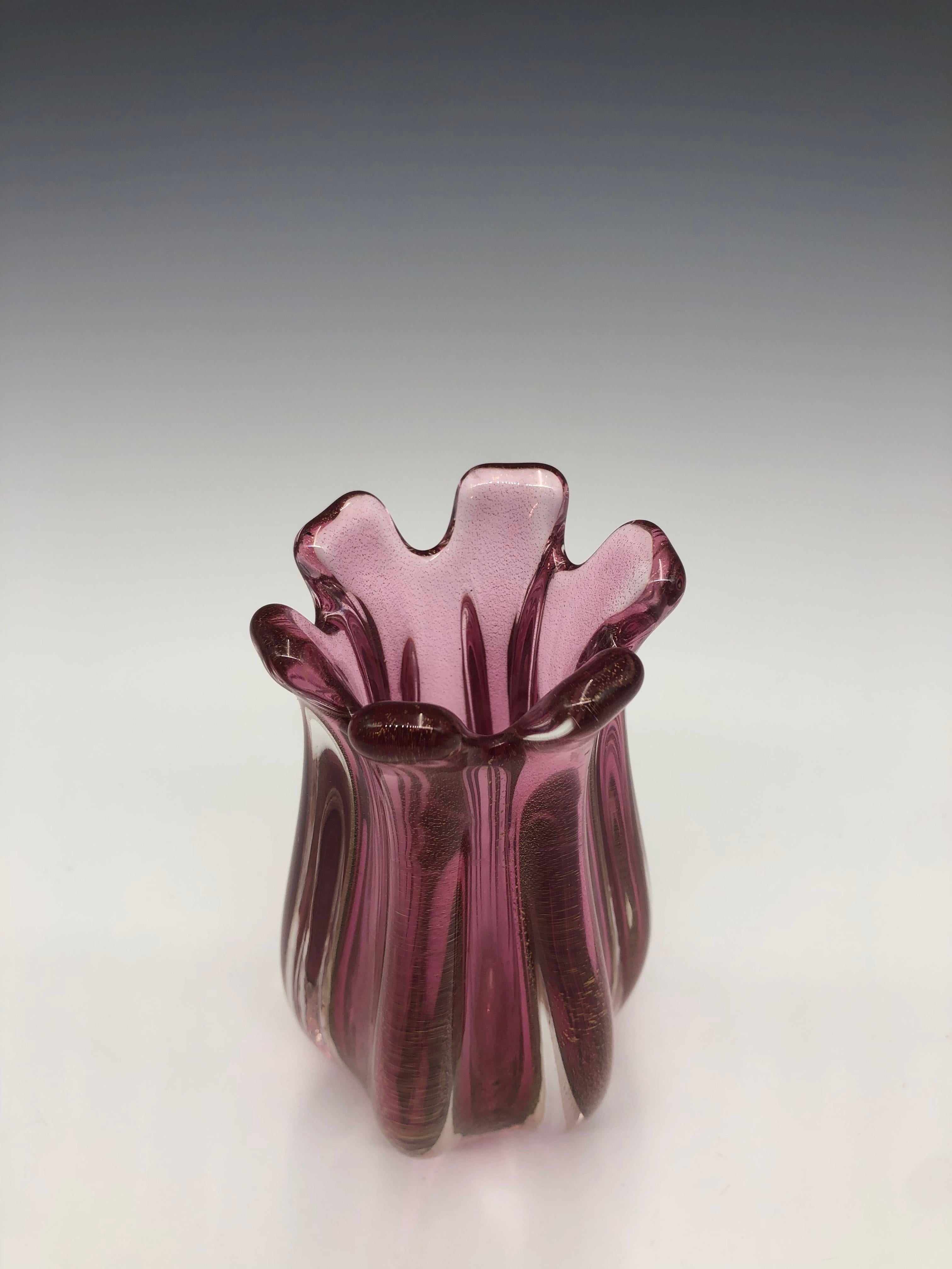 Metà XX secolo Vaso di gemme a coste in vetro di Murano Sommerso con infusione di oro e rosa in vendita