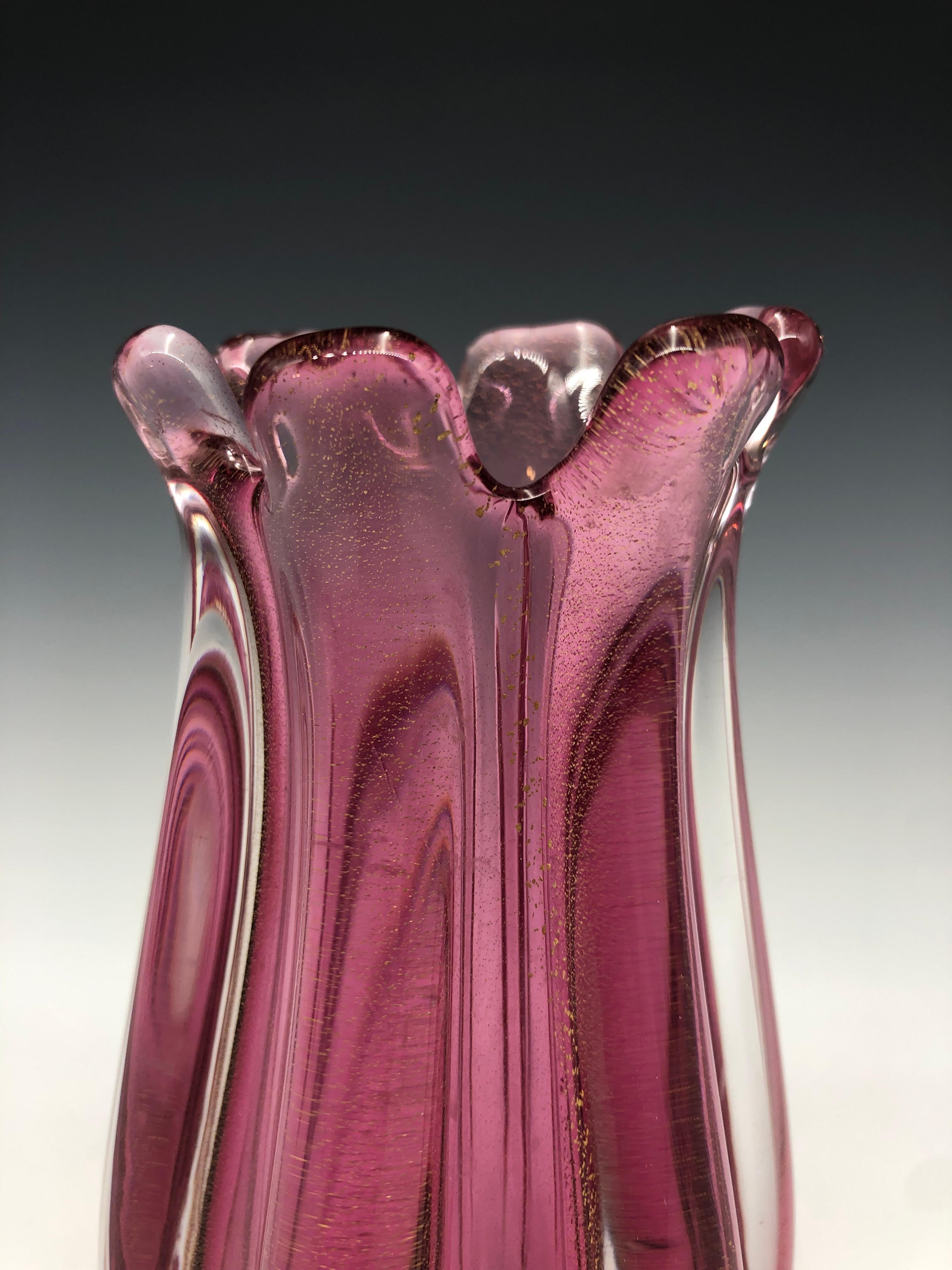 Vaso di gemme a coste in vetro di Murano Sommerso con infusione di oro e rosa in vendita 1