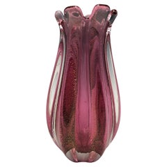 Knospenvase aus geripptem Murano Glass Sommerso mit rosa und goldfarbenen Einschlüssen