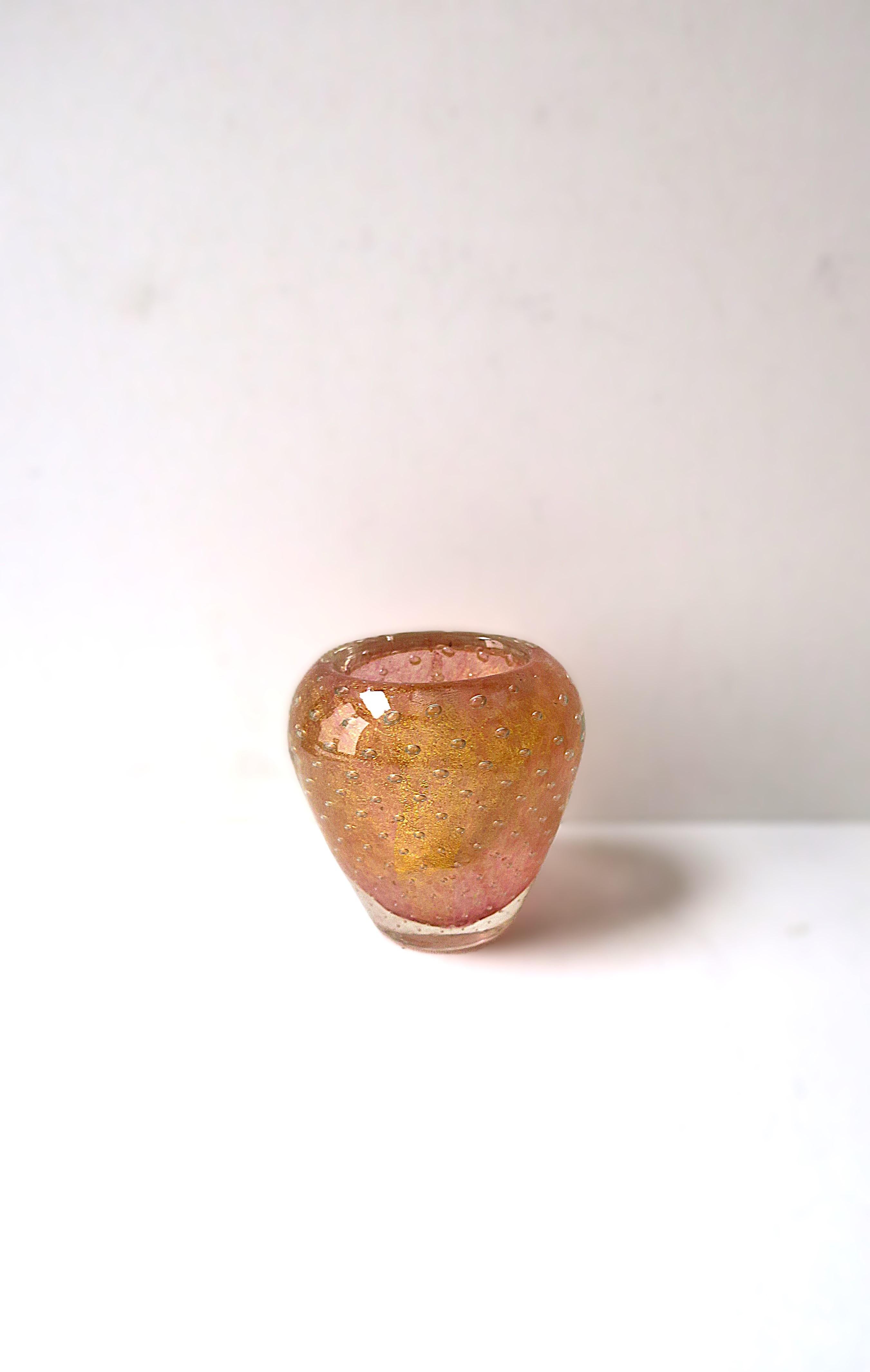 This beautiful attributed to Barovier e Toso, small and substantial Modern Italian Murano art glass vase with a controlled bubble design and a pink 'Ombre' coloring with shimmering gold, in the Modern style, circa mid to late-20th Century, Italy.