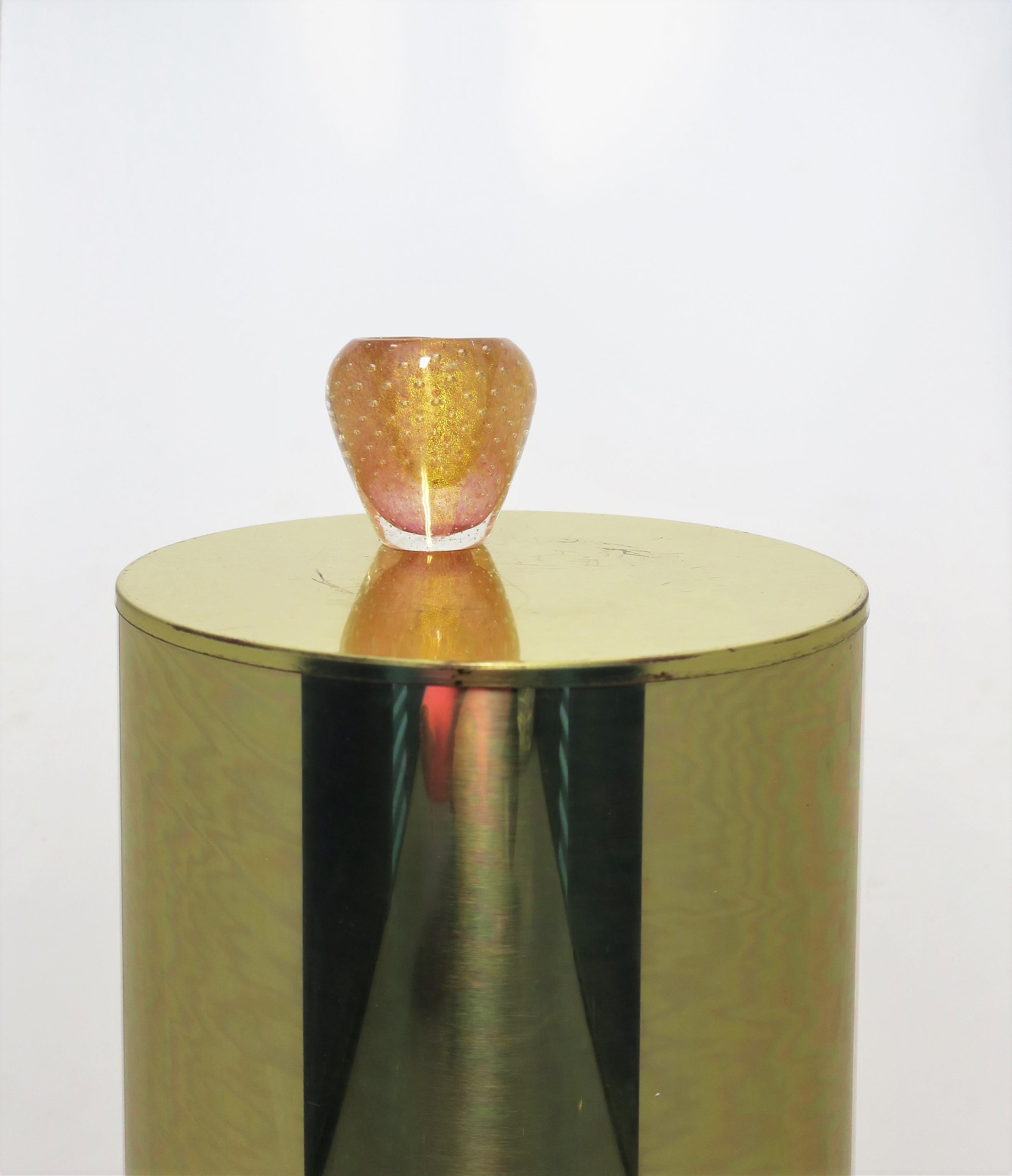 Diese schöne, kleine und massive Vase aus modernem italienischem Muranoglas wird Barovier e Toso zugeschrieben. Sie hat ein kontrolliertes Blasenmuster und eine rosa 