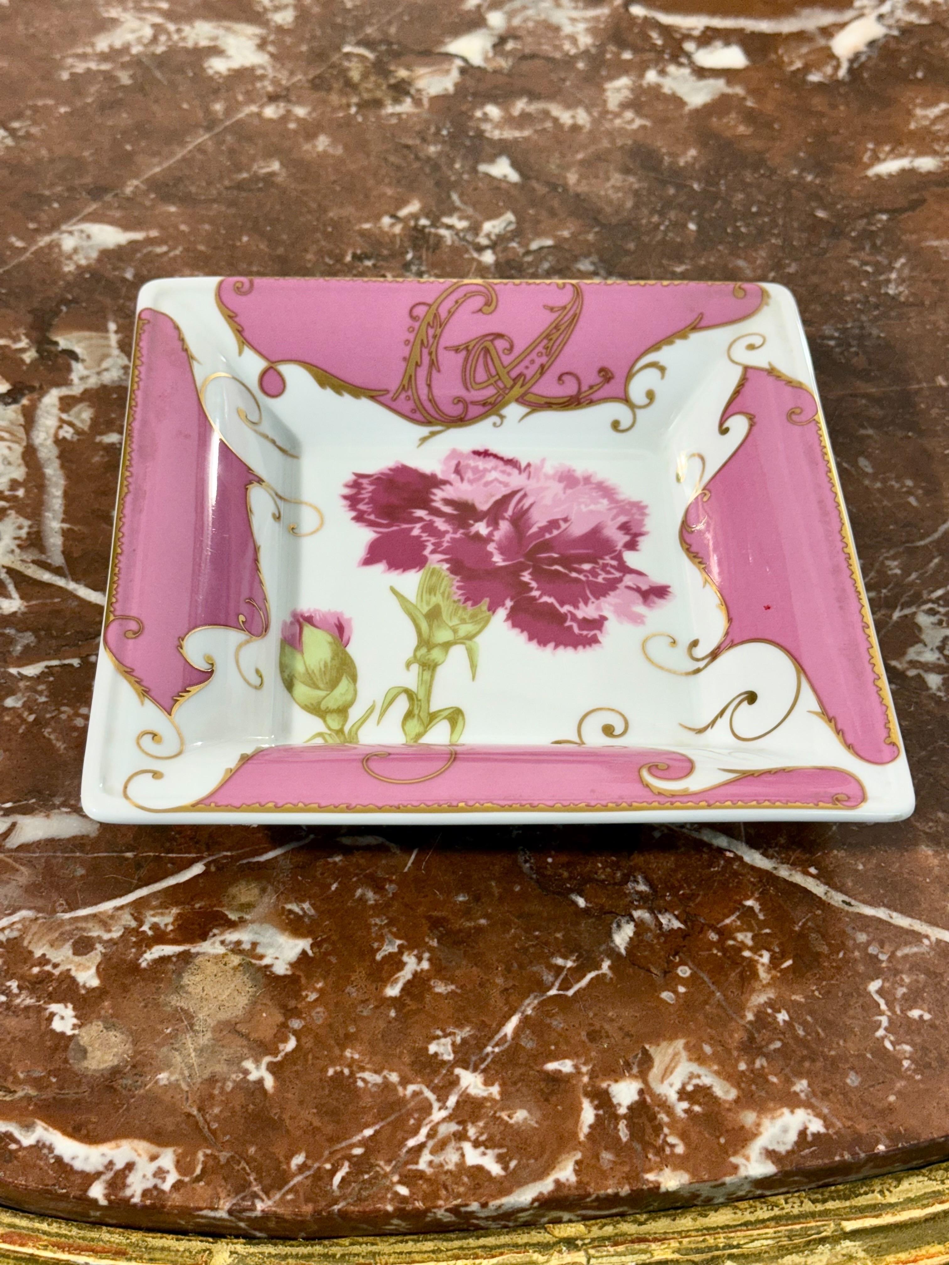 Piatto da portata in porcellana rosa e oro di Christian Lacroix in vendita 4