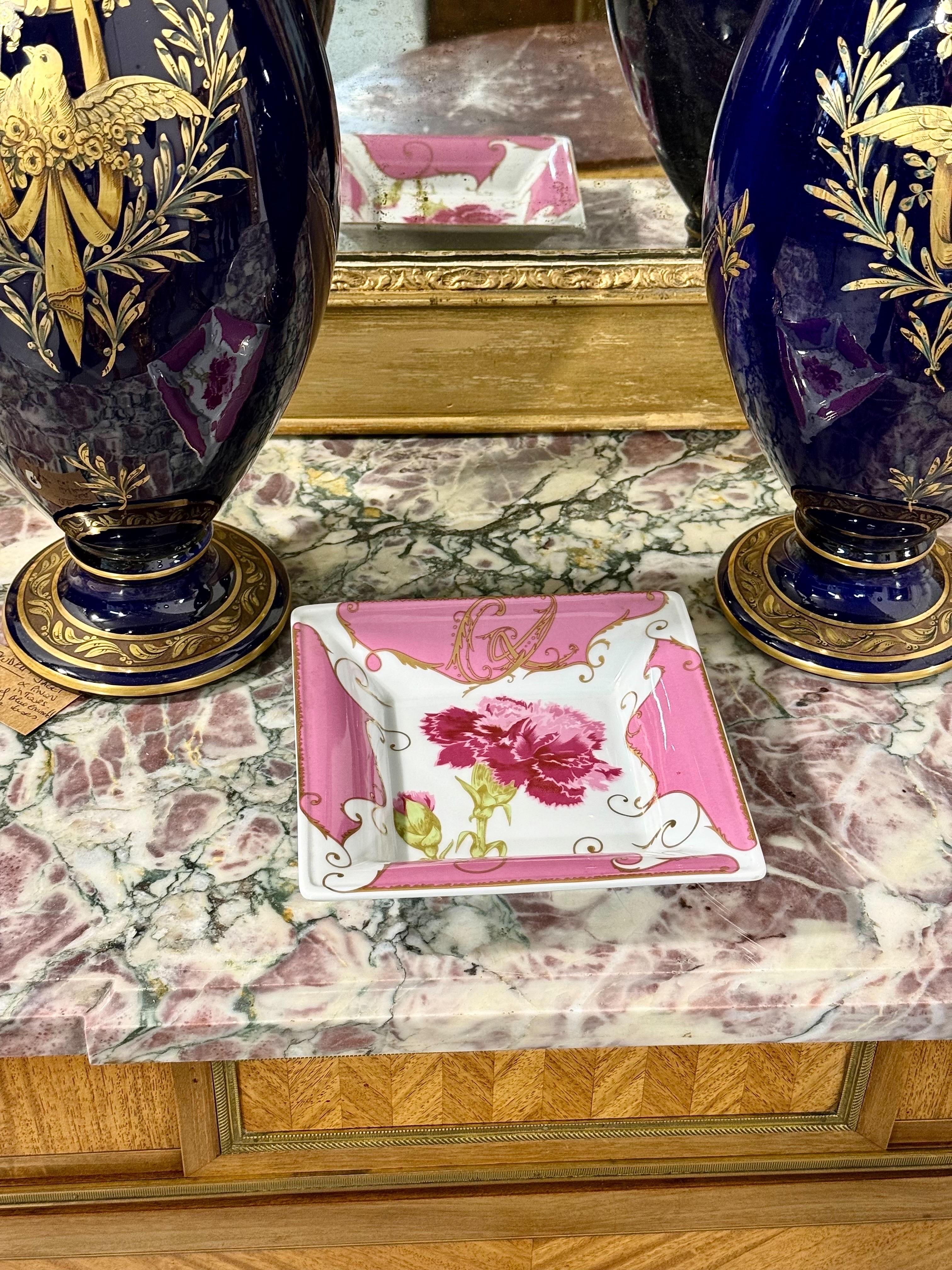 Piatto da portata in porcellana rosa e oro di Christian Lacroix in vendita 5