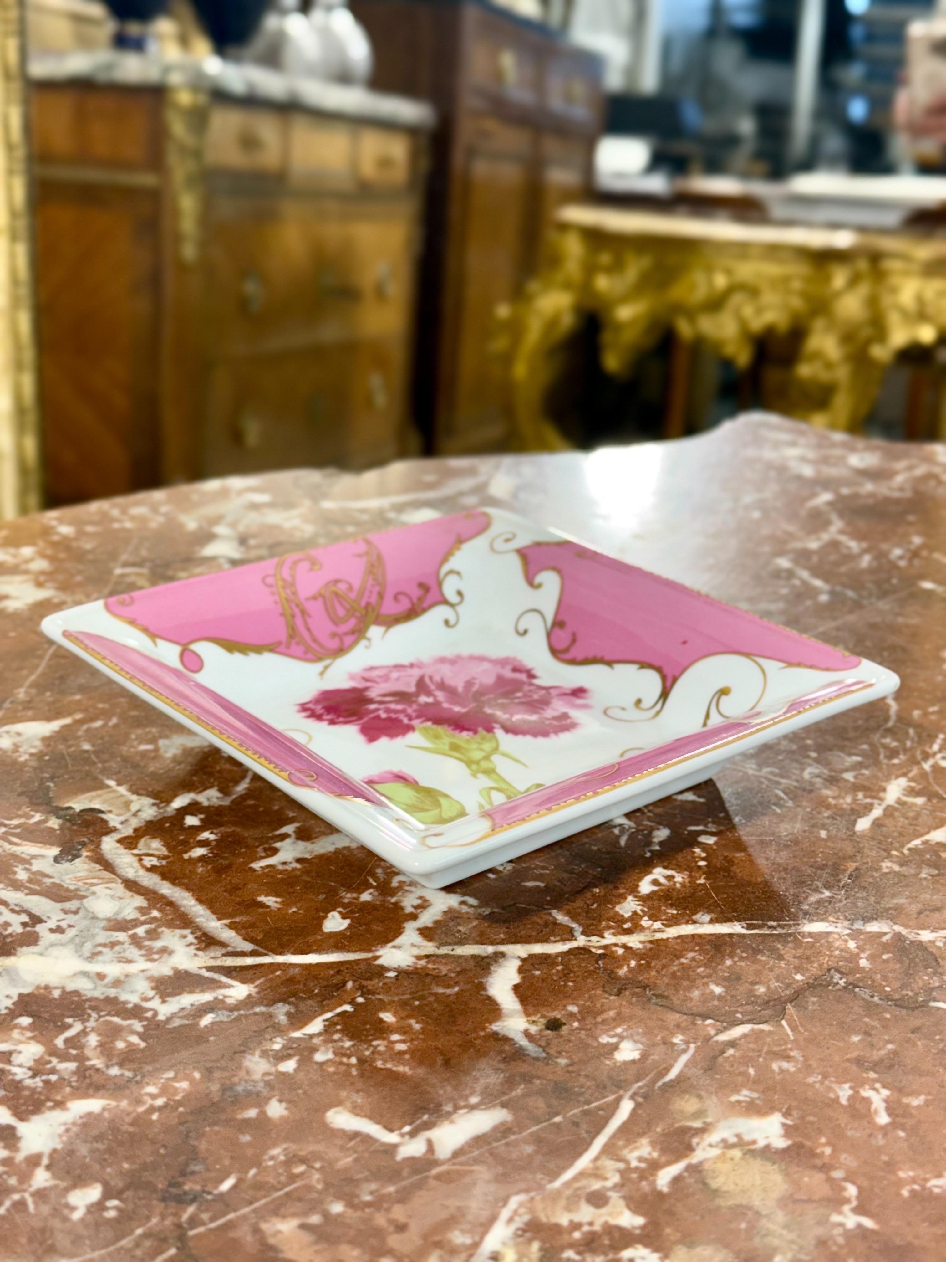 Questo squisito vassoio in porcellana di Christian Lacroix, appartenente alla ricercatissima collezione 