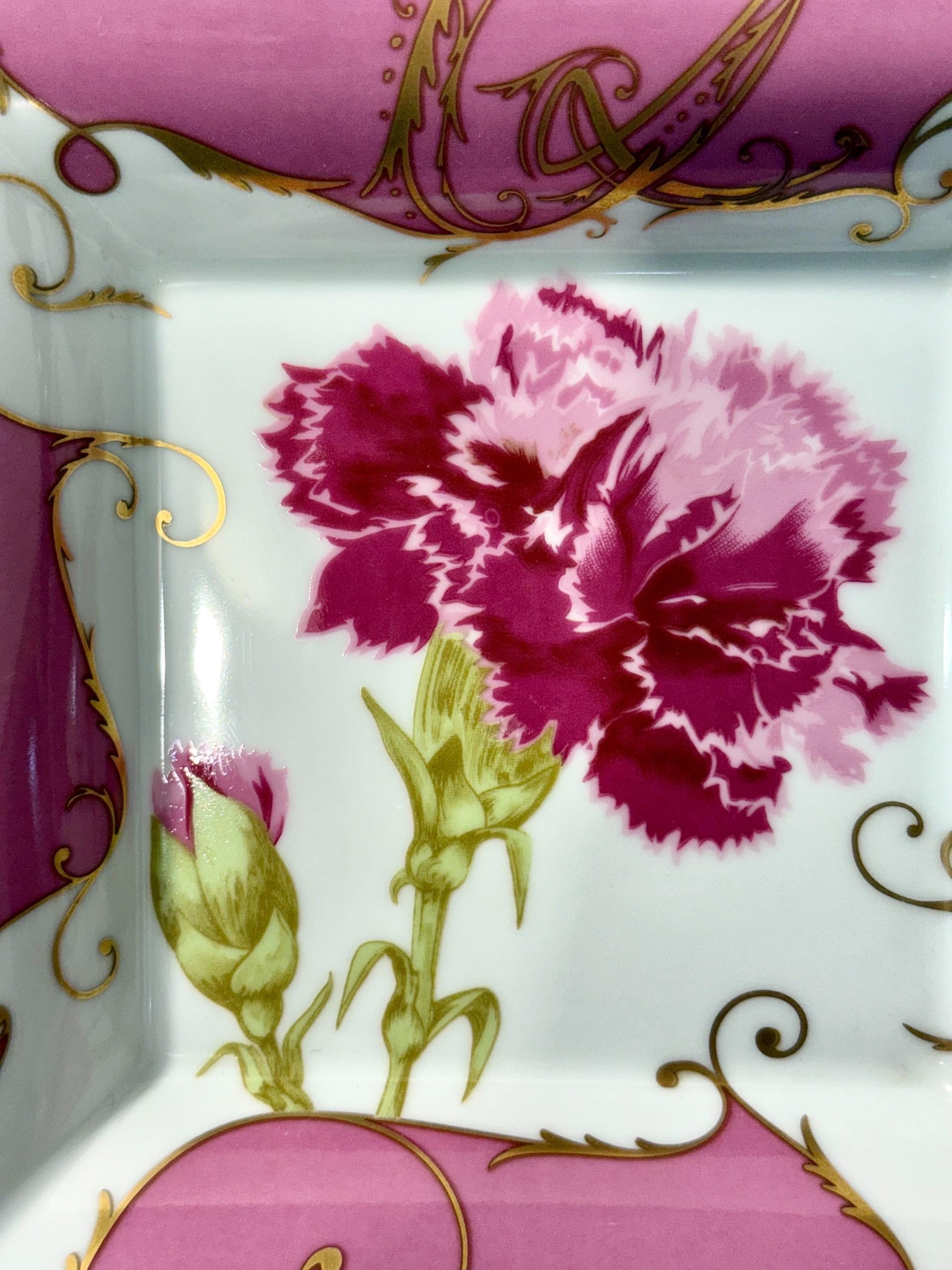 Dorato Piatto da portata in porcellana rosa e oro di Christian Lacroix in vendita