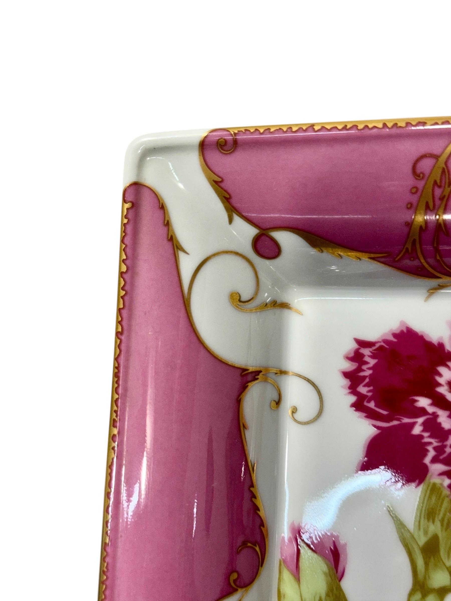 Porcellana Piatto da portata in porcellana rosa e oro di Christian Lacroix in vendita