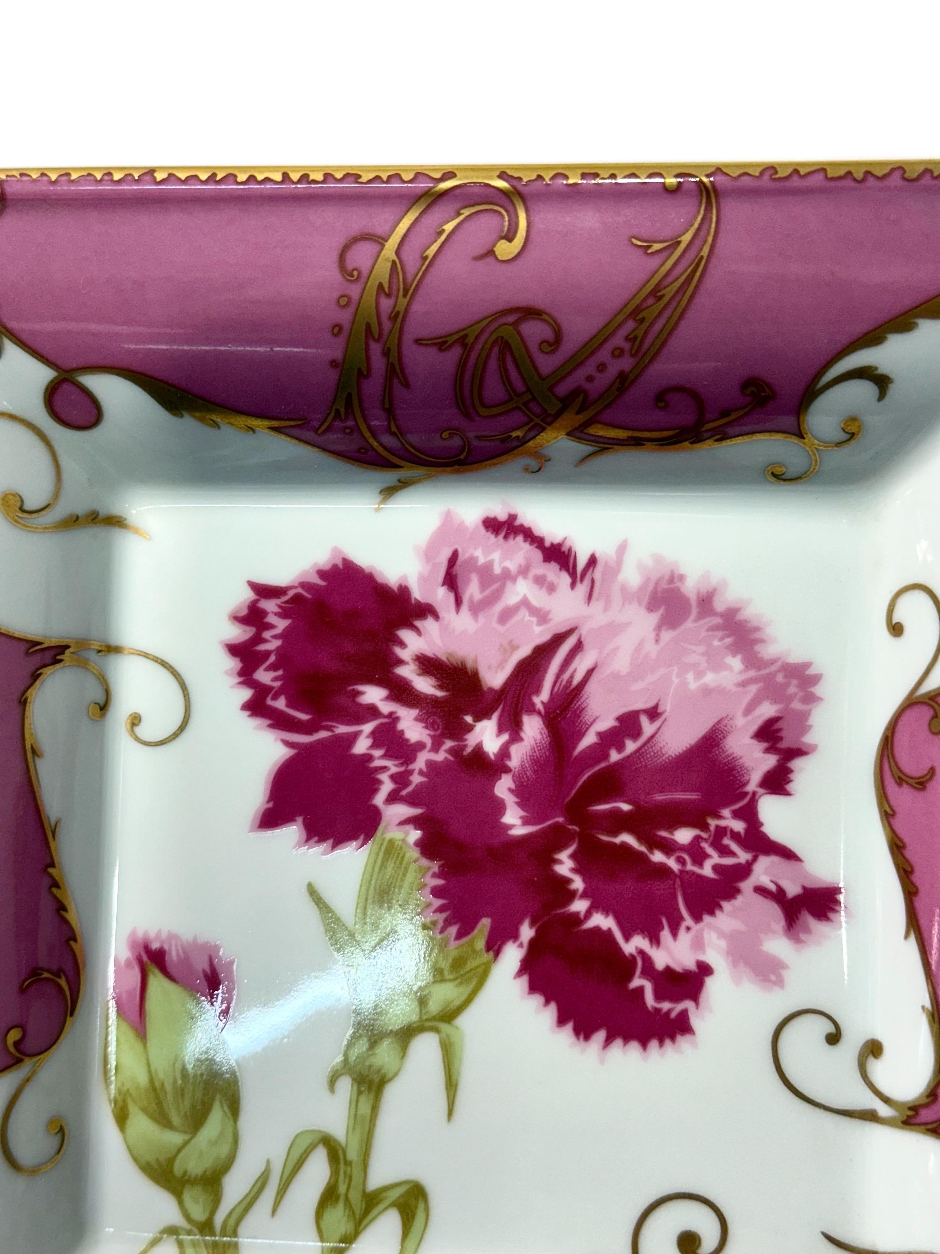 Piatto da portata in porcellana rosa e oro di Christian Lacroix in vendita 1