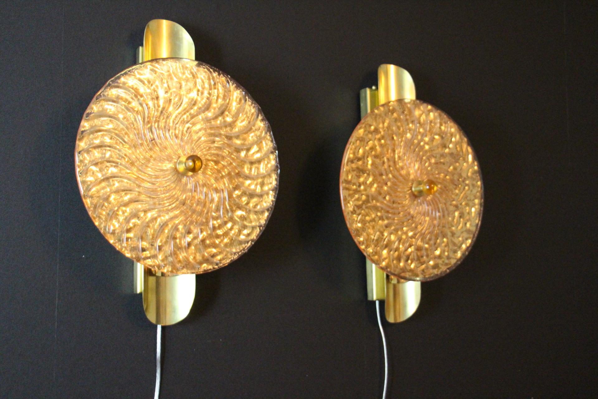 Mid-Century Modern Pink and Golden Murano Glass Wall Lights In Disc Shape For Sale