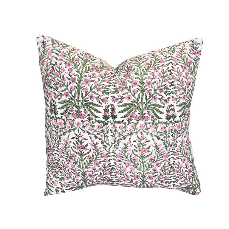 Créé sur mesure à partir de tissus provenant d'artisans en Inde, cet oreiller confortable rempli de duvet ne vous décevra pas. Chaque oreiller est double face et présente un ravissant motif floral vert et rose imprimé en bloc. Un insert en duvet est