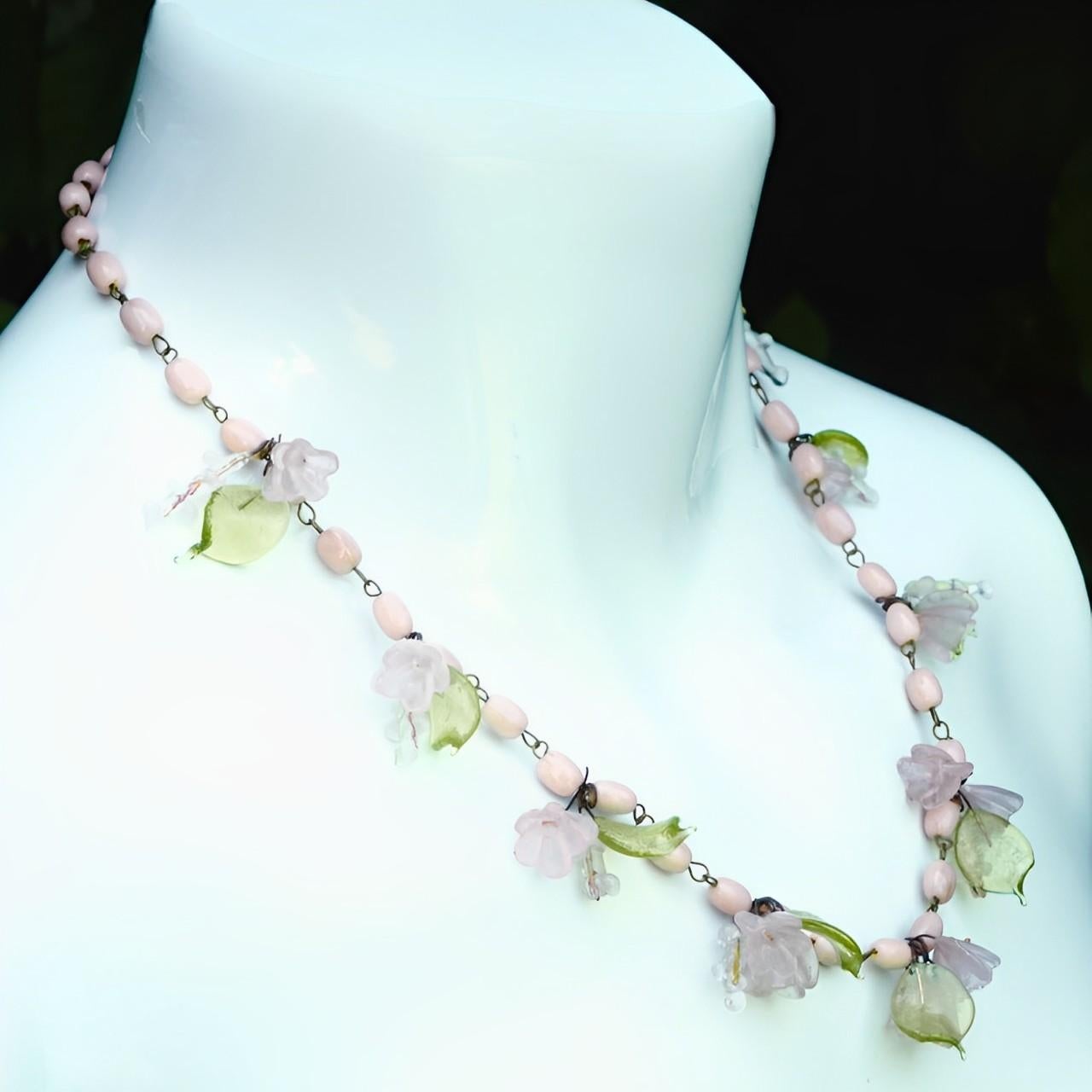 Pink and Green Glass Bead Flower and Leaf Necklace circa 1930s In Good Condition For Sale In London, GB