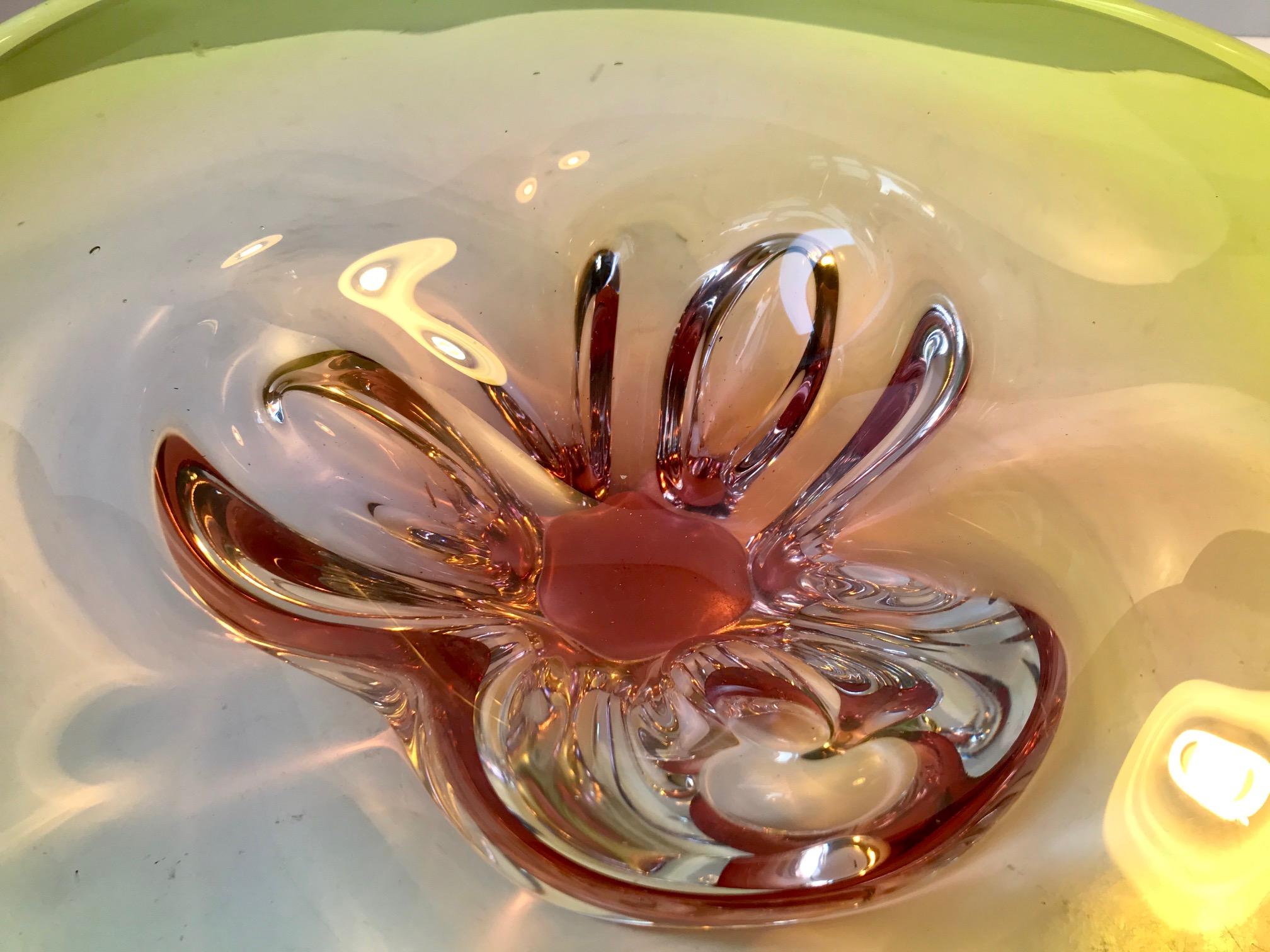 Pink and Green Murano Centerpiece Bowl by Archimede Seguso, 1950s In Good Condition For Sale In Esbjerg, DK