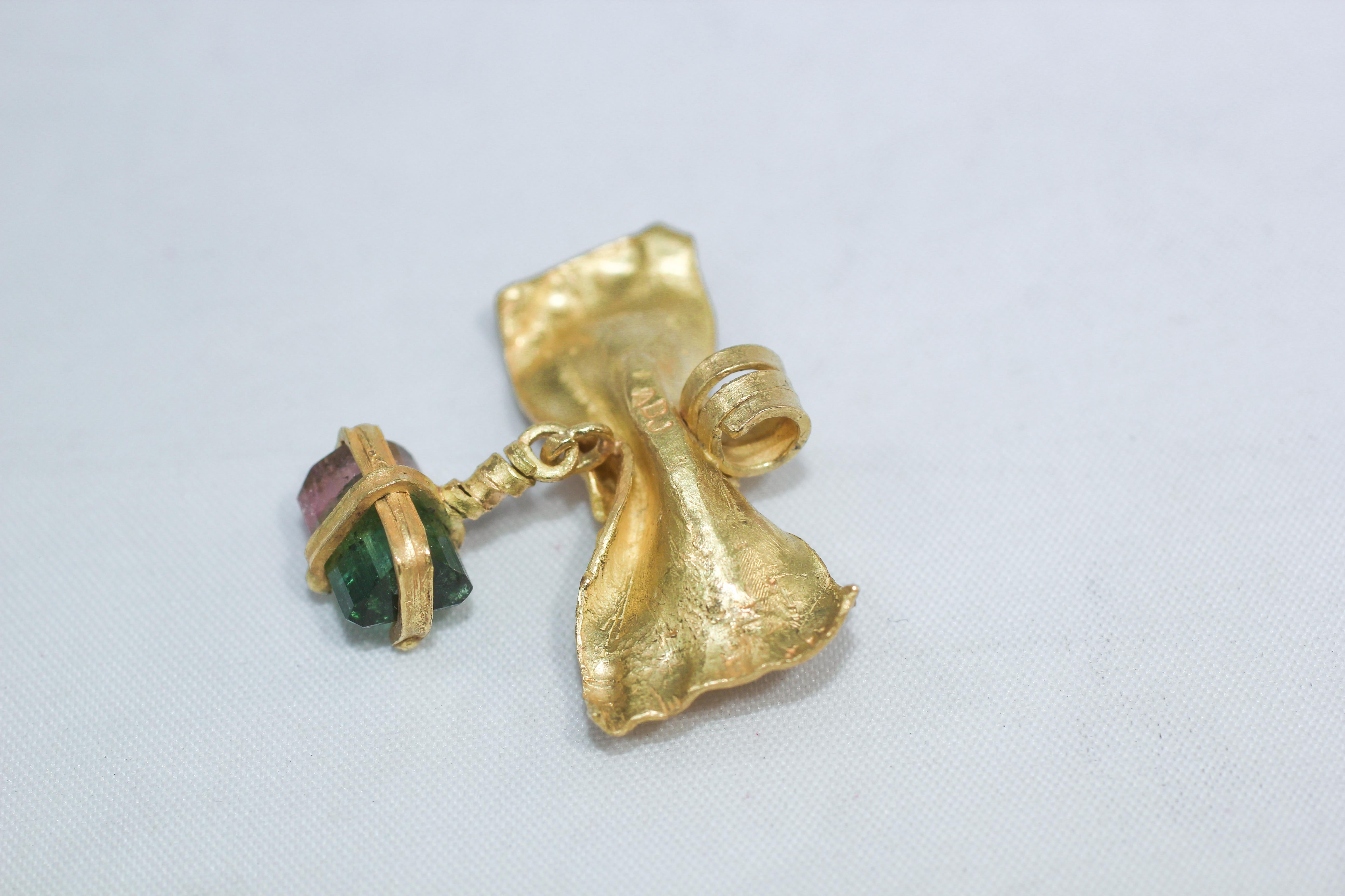 Rosa und grüner Turmalin 18K Gold Bow Drop Anhänger Halskette Organic Designer im Angebot 9