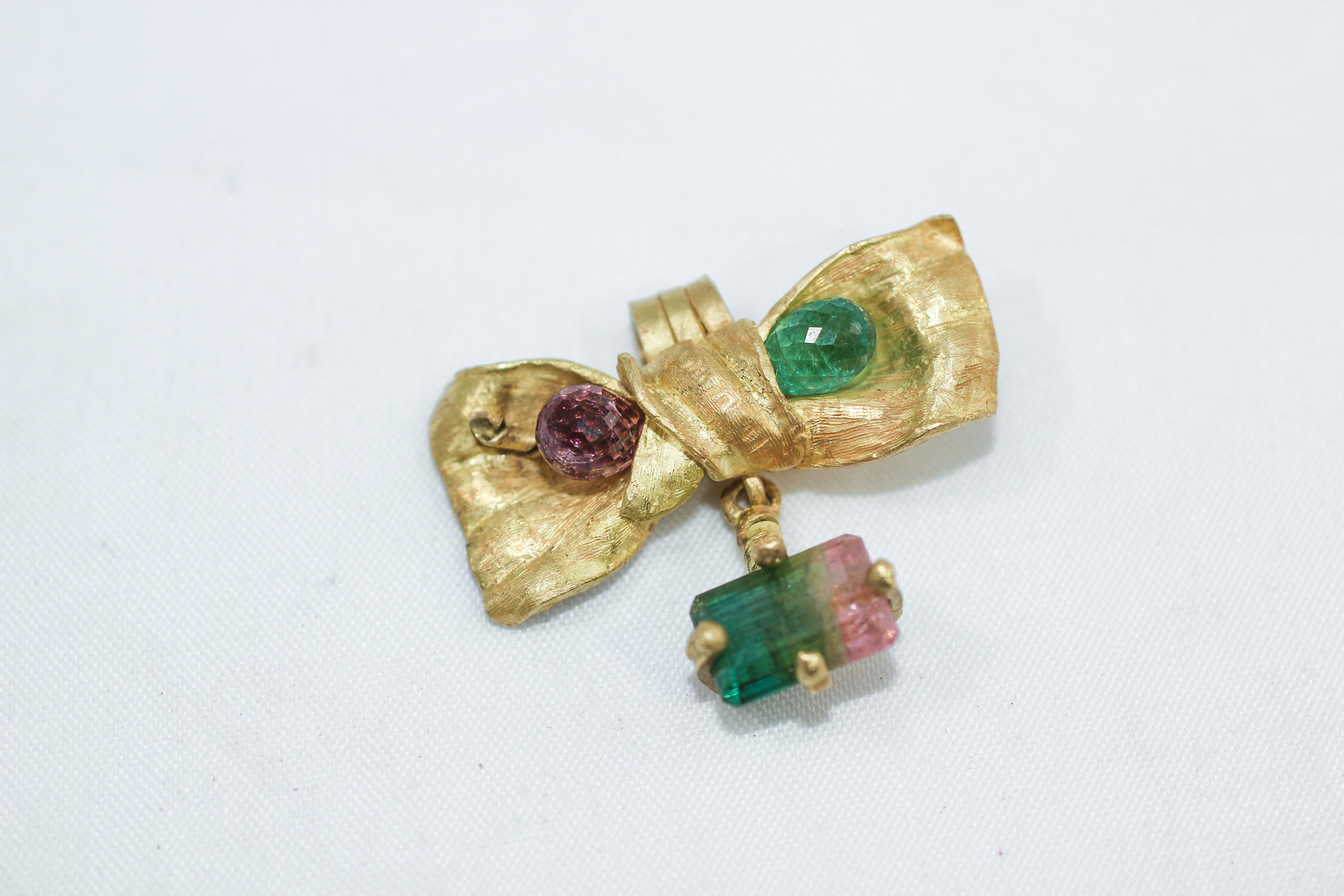 RainBow Tropfen-Anhänger-Halskette. Turmaline sind in einer organischen, handgeformten Bogenform aus 18 Karat Gold gefasst. Diese einzigartige handgefertigte Halskette ist in Form einer Schleife. Seine schlichte Form lässt sich leicht mit vielen