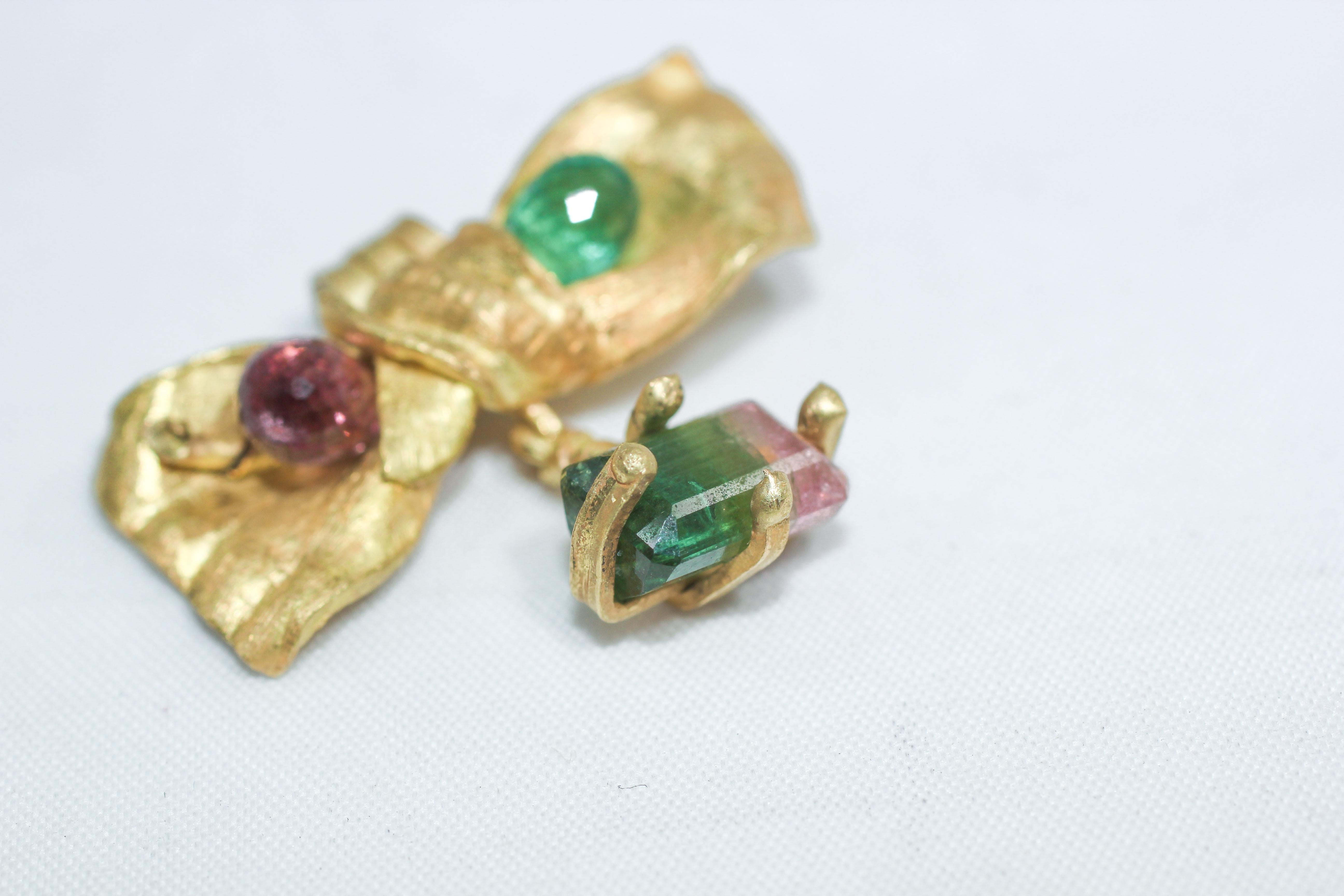Rosa und grüner Turmalin 18K Gold Bow Drop Anhänger Halskette Organic Designer (Zeitgenössisch) im Angebot