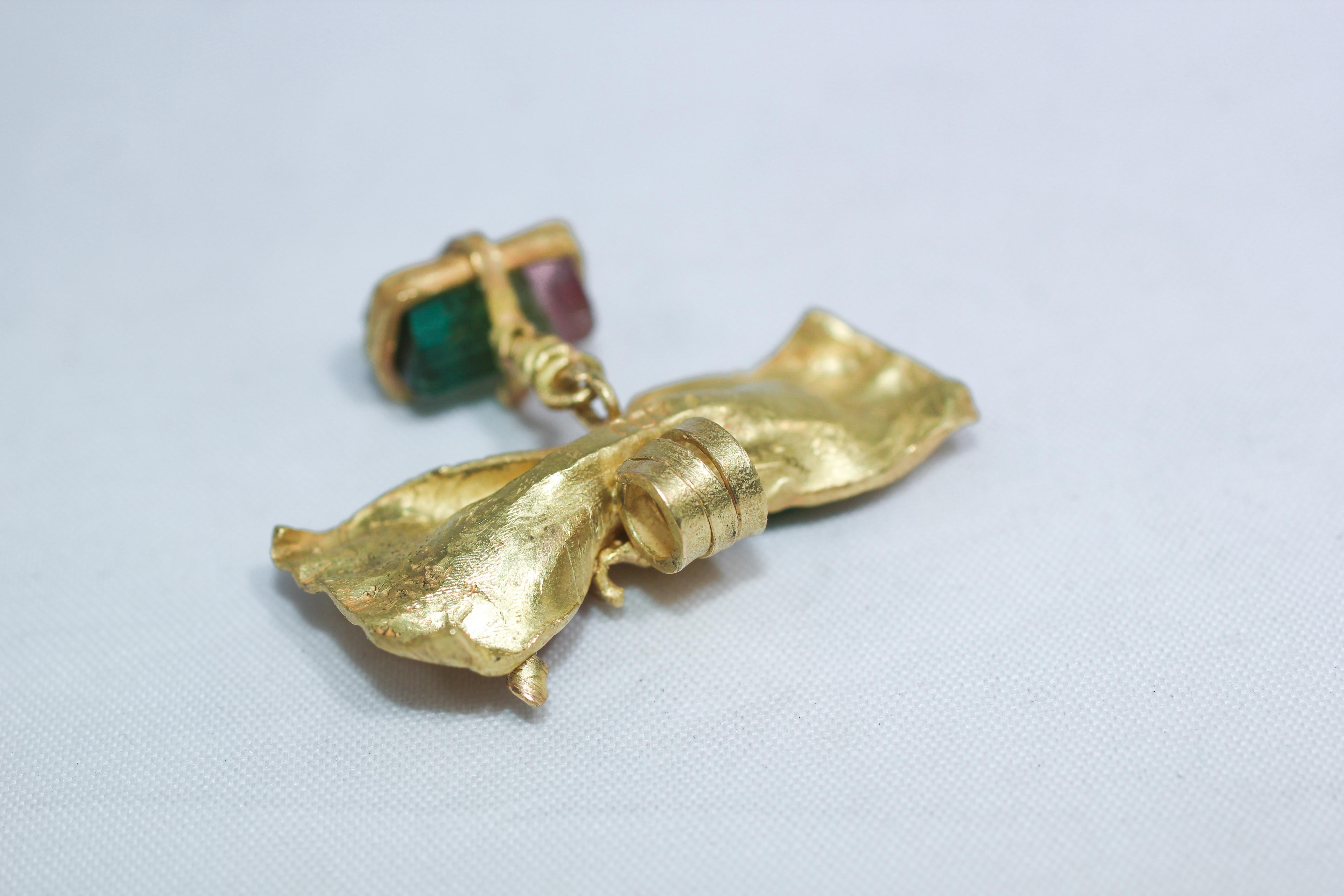 Rosa und grüner Turmalin 18K Gold Bow Drop Anhänger Halskette Organic Designer im Angebot 1