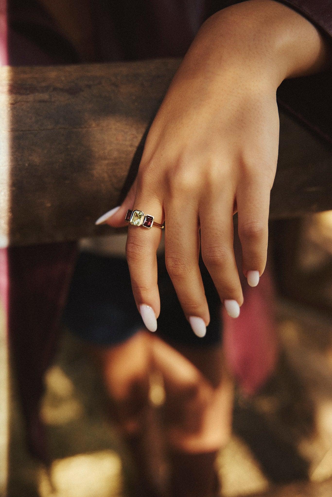 Anello con castone incastonato in oro giallo massiccio 14k con 2 tormaline rosa scuro taglio radiante da 6x4 mm e una tormalina menta taglio radiante da 7x5 mm. Stupisci con gli orecchini di tormalina rosa e menta di JewelBird e con gli orecchini di