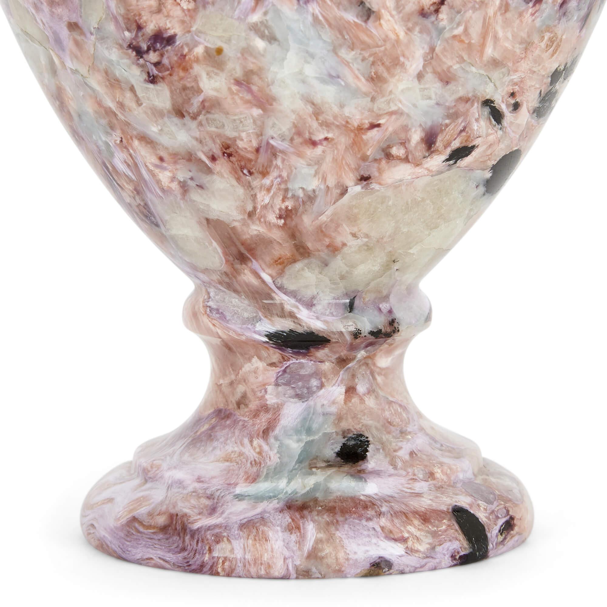 Rosa und grne Vase in Urnenform aus Onyx (Russisch) im Angebot
