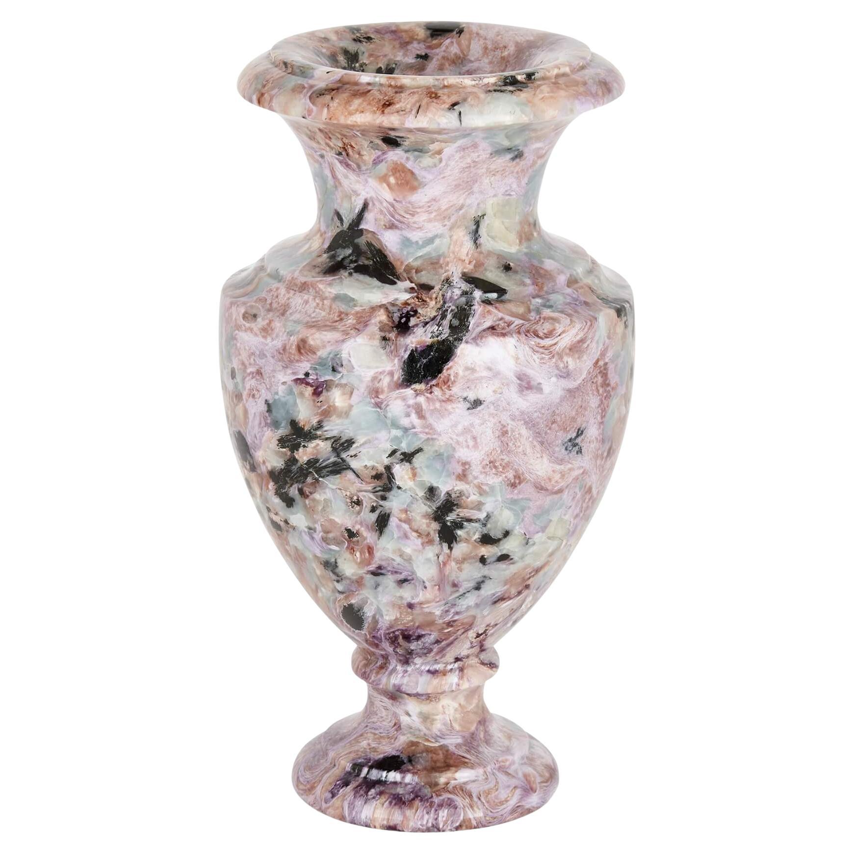 Vase russe en forme d'urne en onyx bigarr rose et vert