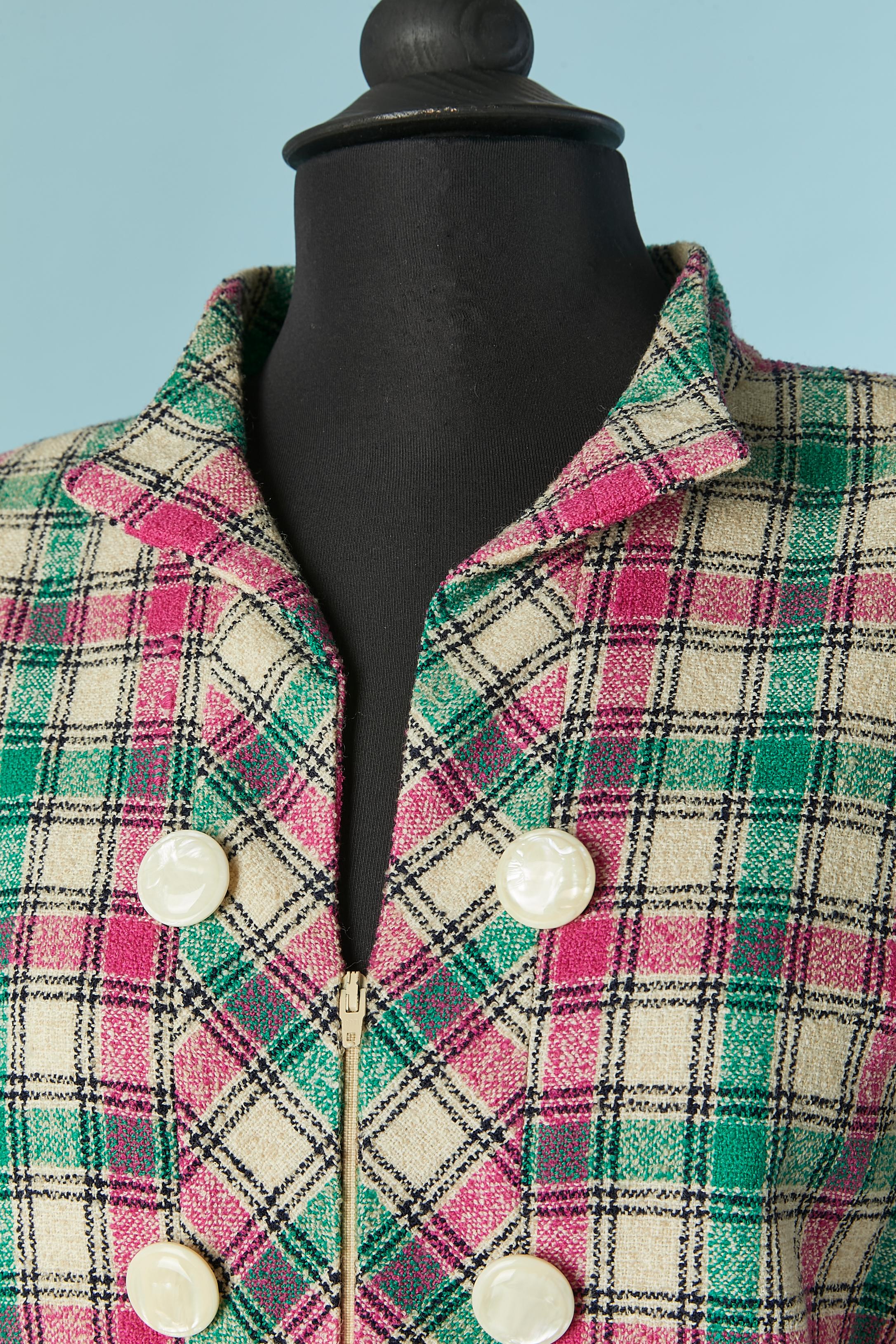 Abito con gonna a quadri in lana. Composizione della fodera: rayon o acetato.
Spallaccio. Chiusura con zip al centro del davanti + bottoni decorativi + sui polsini
TAGLIA L / 12 US