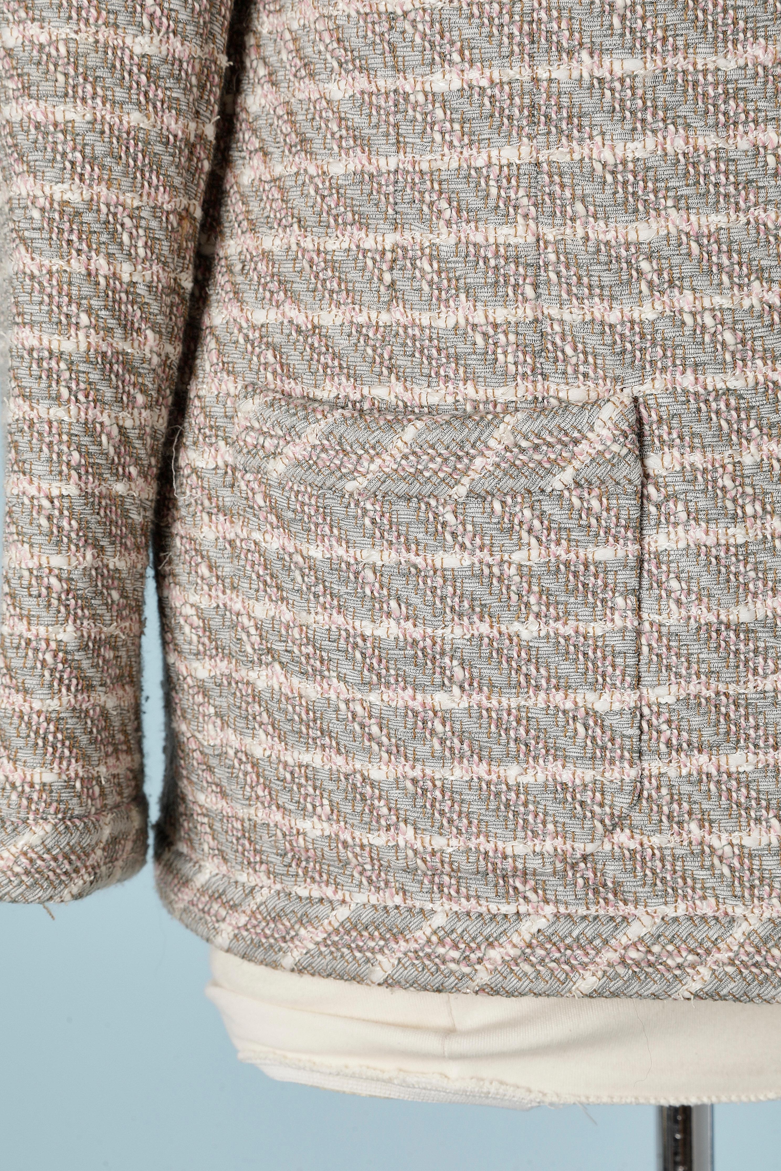 Gris Veste en tweed rose et gris à bords arrondis avec doublure en soie rayée Chanel  en vente