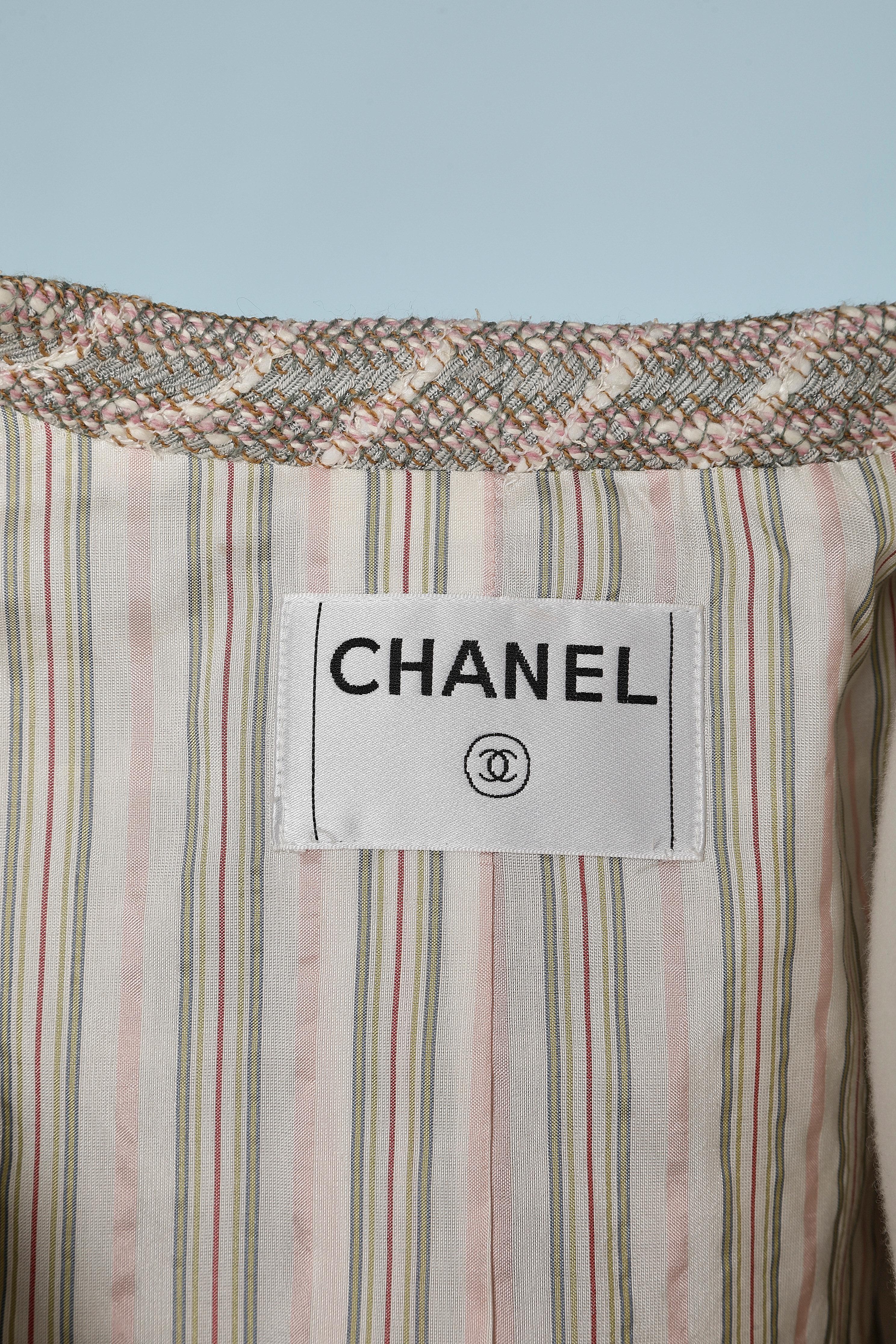 Veste en tweed rose et gris à bords arrondis avec doublure en soie rayée Chanel  en vente 4
