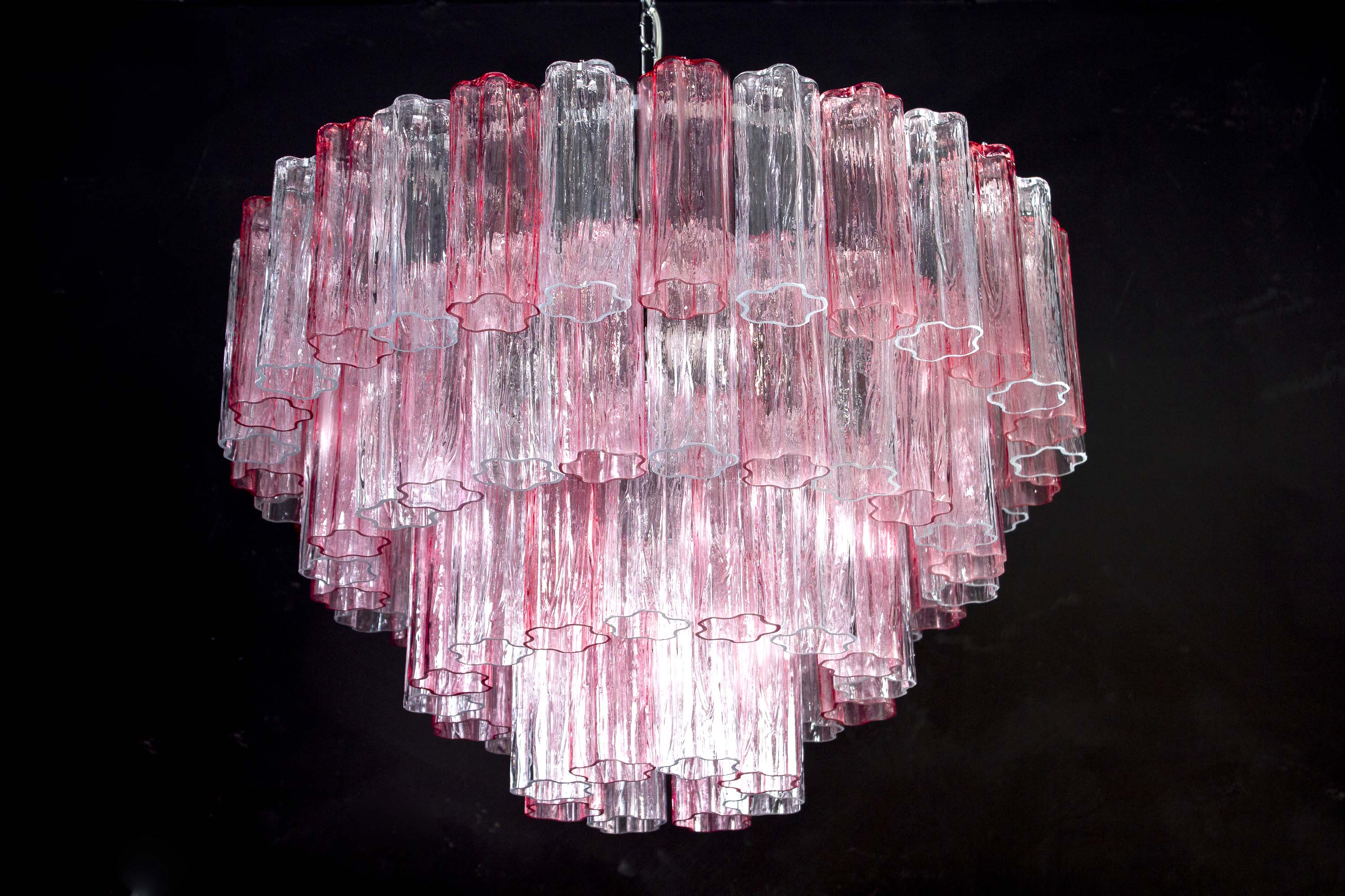 Dieser außergewöhnliche Kronleuchter besteht aus 78 rosafarbenen und eisfarbenen Murano-Glas 'Tronchi'.
Um 20 cm hoch.
 Zehn Glühbirnen E 27.
 Auch als Paar erhältlich.


