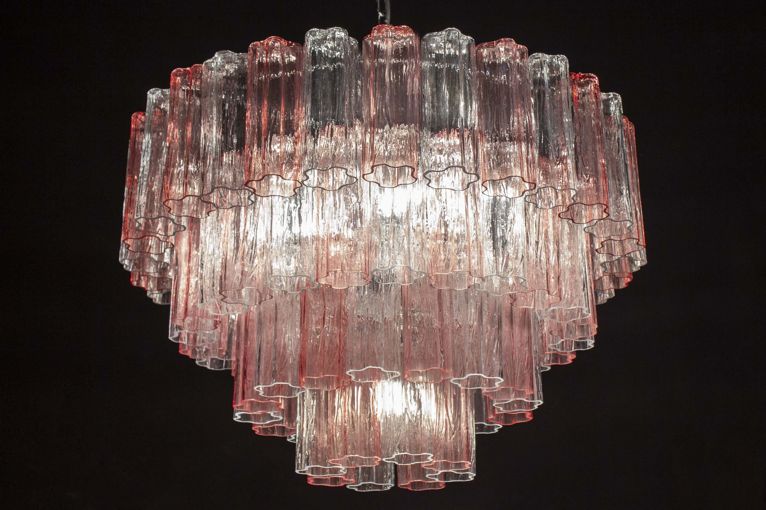 Dieser außergewöhnliche Kronleuchter besteht aus 78 rosafarbenen und eisfarbenen Murano Glas 'Tronchi'.
mal 20 cm hoch.


