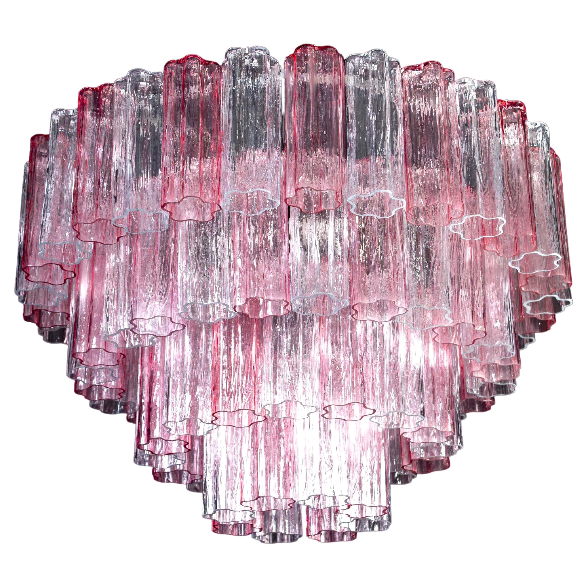 Dieser außergewöhnliche Kronleuchter besteht aus 78 rosafarbenen und eisfarbenen Muranoglas 'Tronchi'
mal 20 cm hoch.


