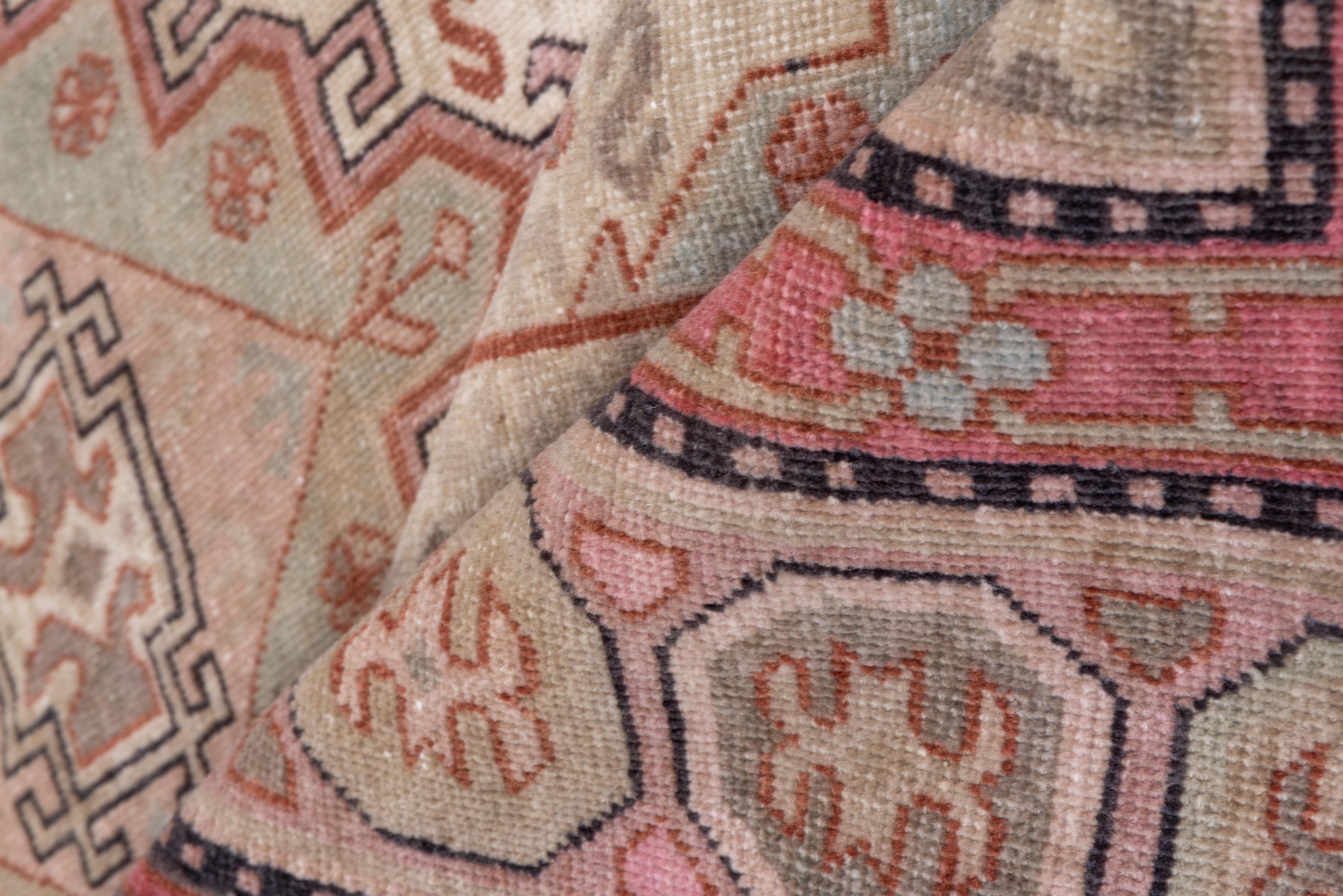 Rosa und elfenbeinfarbener Khotan-Teppich, hellblau mit Akzenten, geometrisch (Ostturkestanisch) im Angebot
